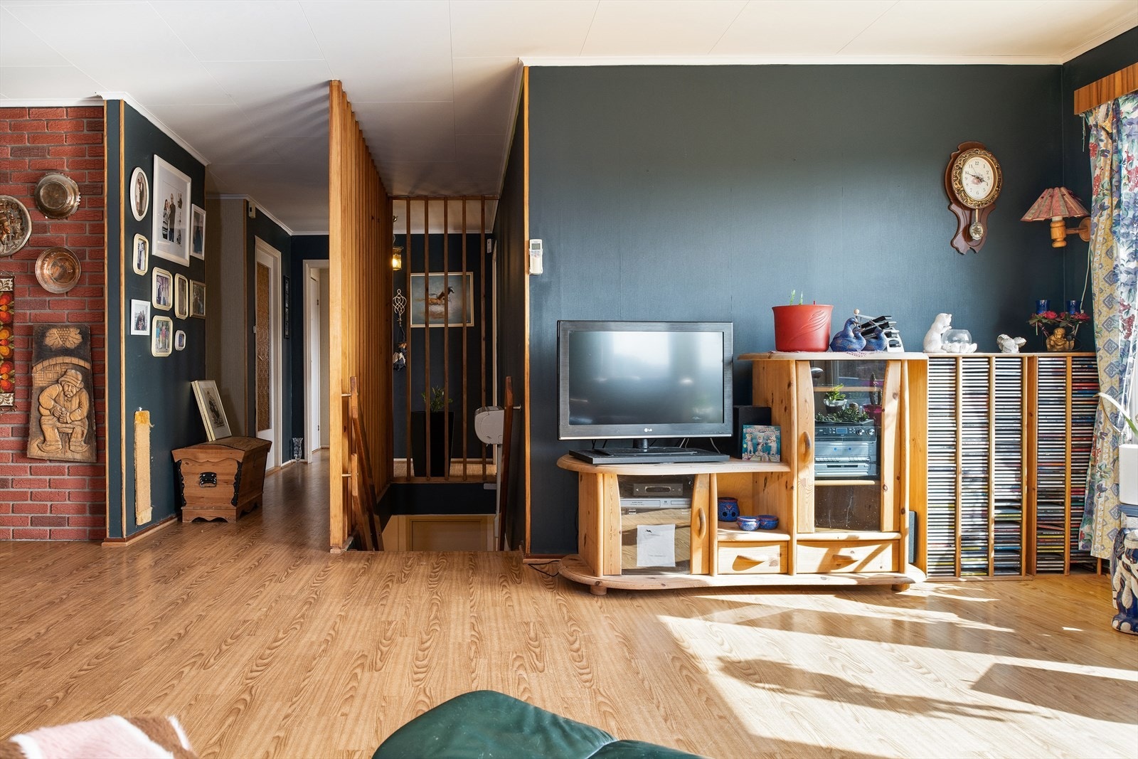 Stuen er romslig og har flere detaljer som er bevart fra byggeår Galleribilde