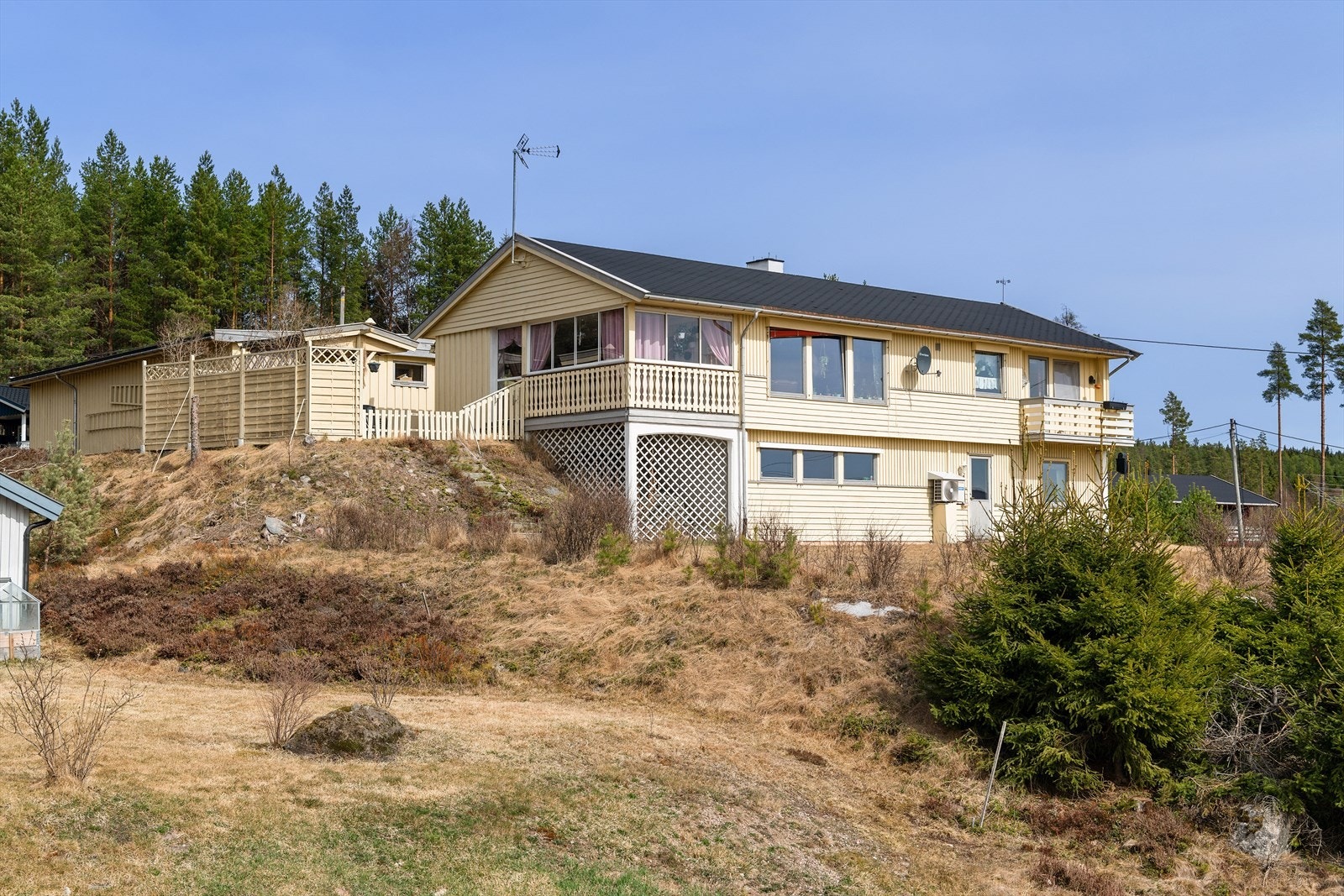 Tomten er godt utnyttet og delt opp i 2 plan Galleribilde