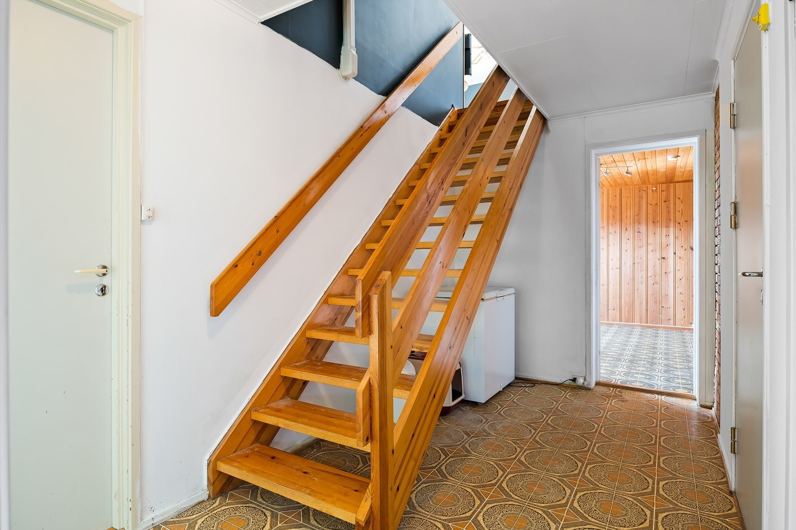 Gang i sokkeletasje Galleribilde