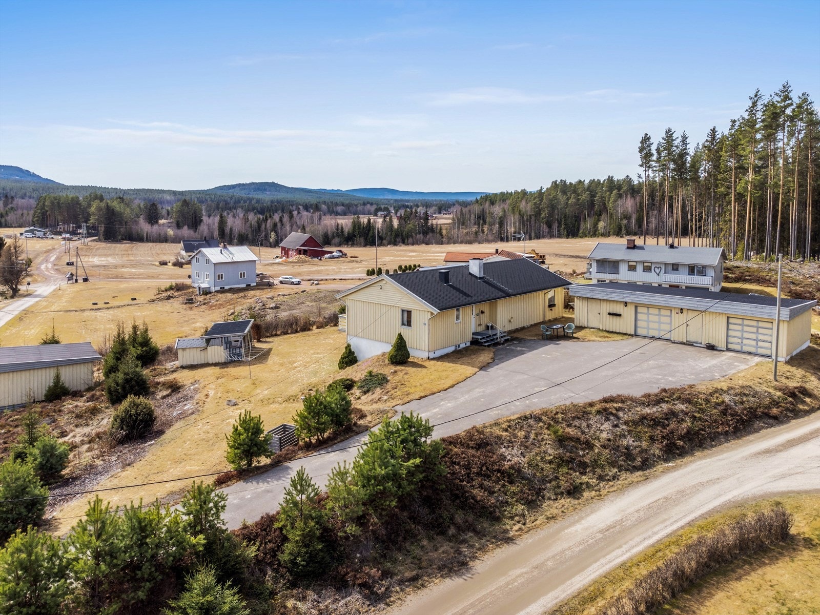 Eiendommen har fin beliggenhet på en høyde, slik at man har utsikt over nærområdene Galleribilde