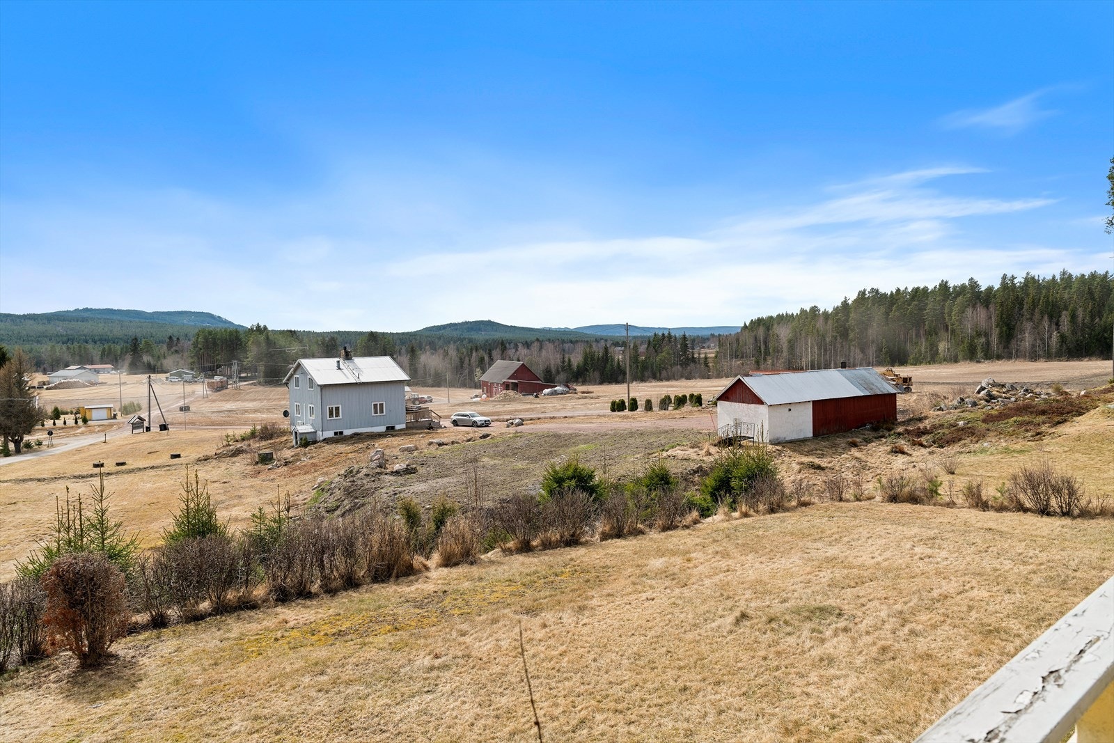 Eiendommen ligger fritt og åpent i terrenget Galleribilde