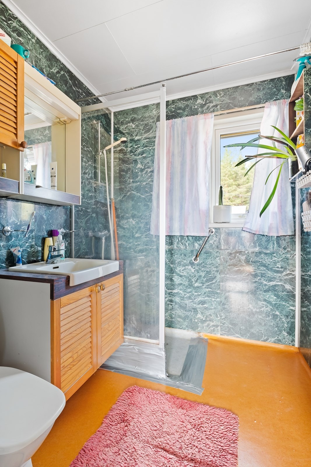 Bad med oppussingsbehov Galleribilde