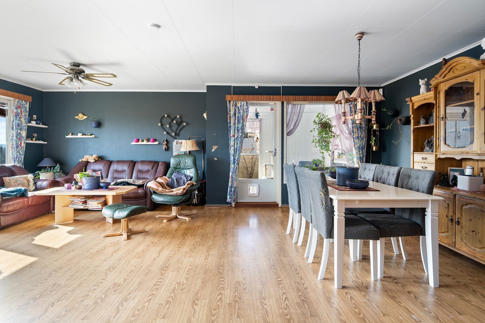 Fra stuen har man adgang til vinterhagen Galleribilde