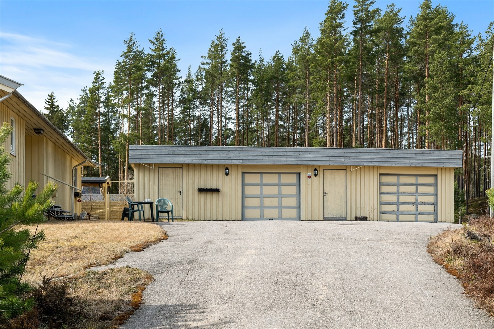 Dobbel garasje med flere boder Galleribilde