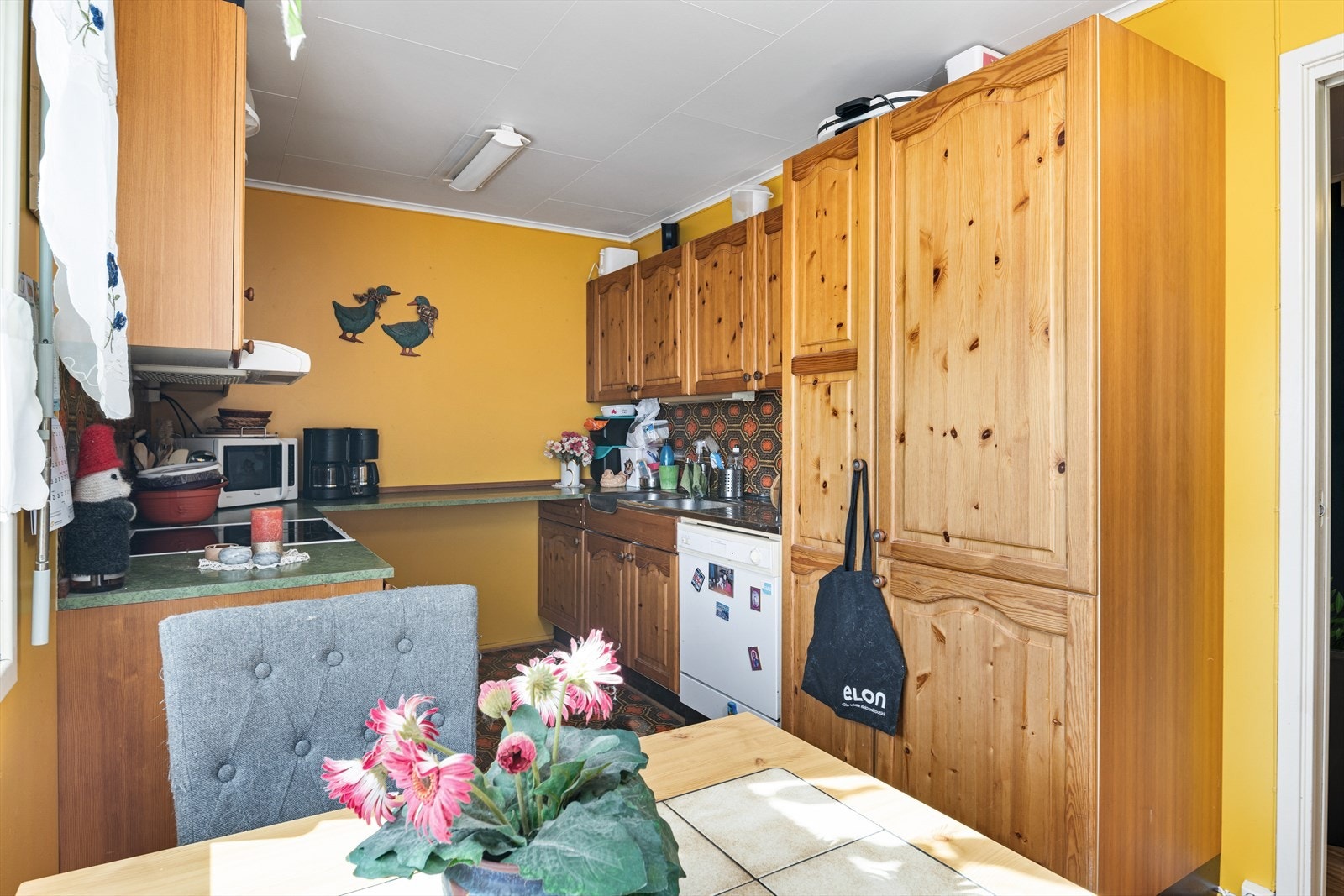 Kjøkkenet er funksjonelt men har noe oppgraderingsbehov Galleribilde