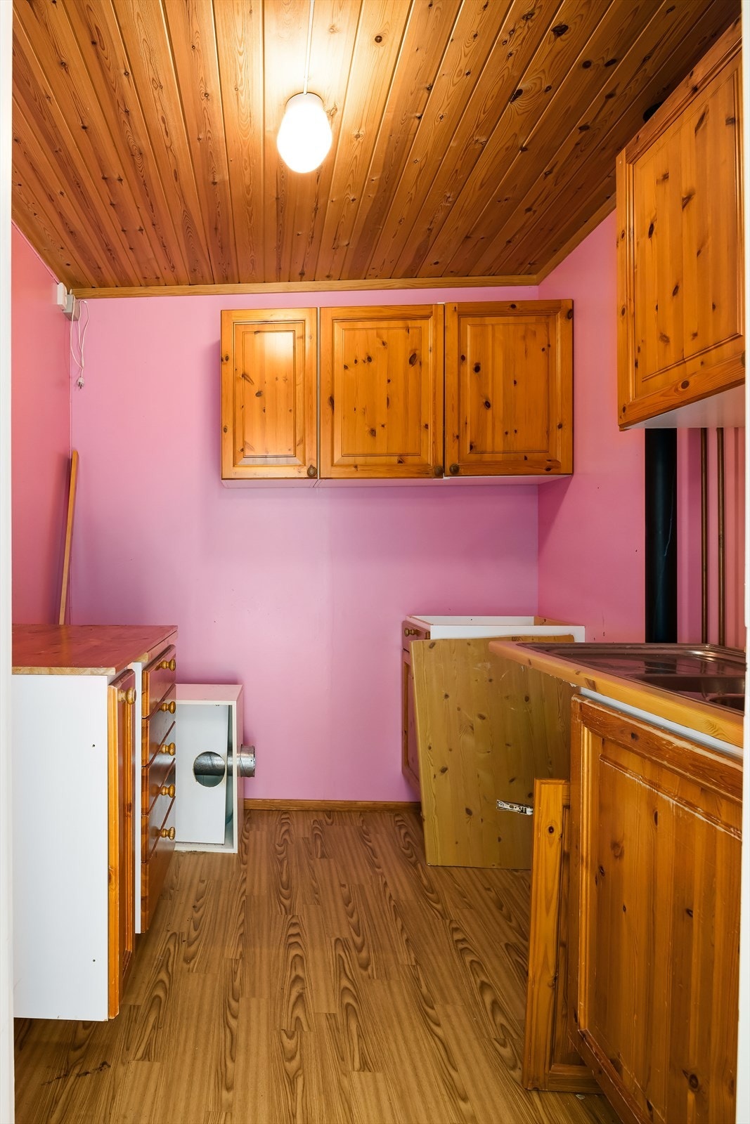 Bodrom i kjeller med delvis montert kjøkkeninnredning Galleribilde