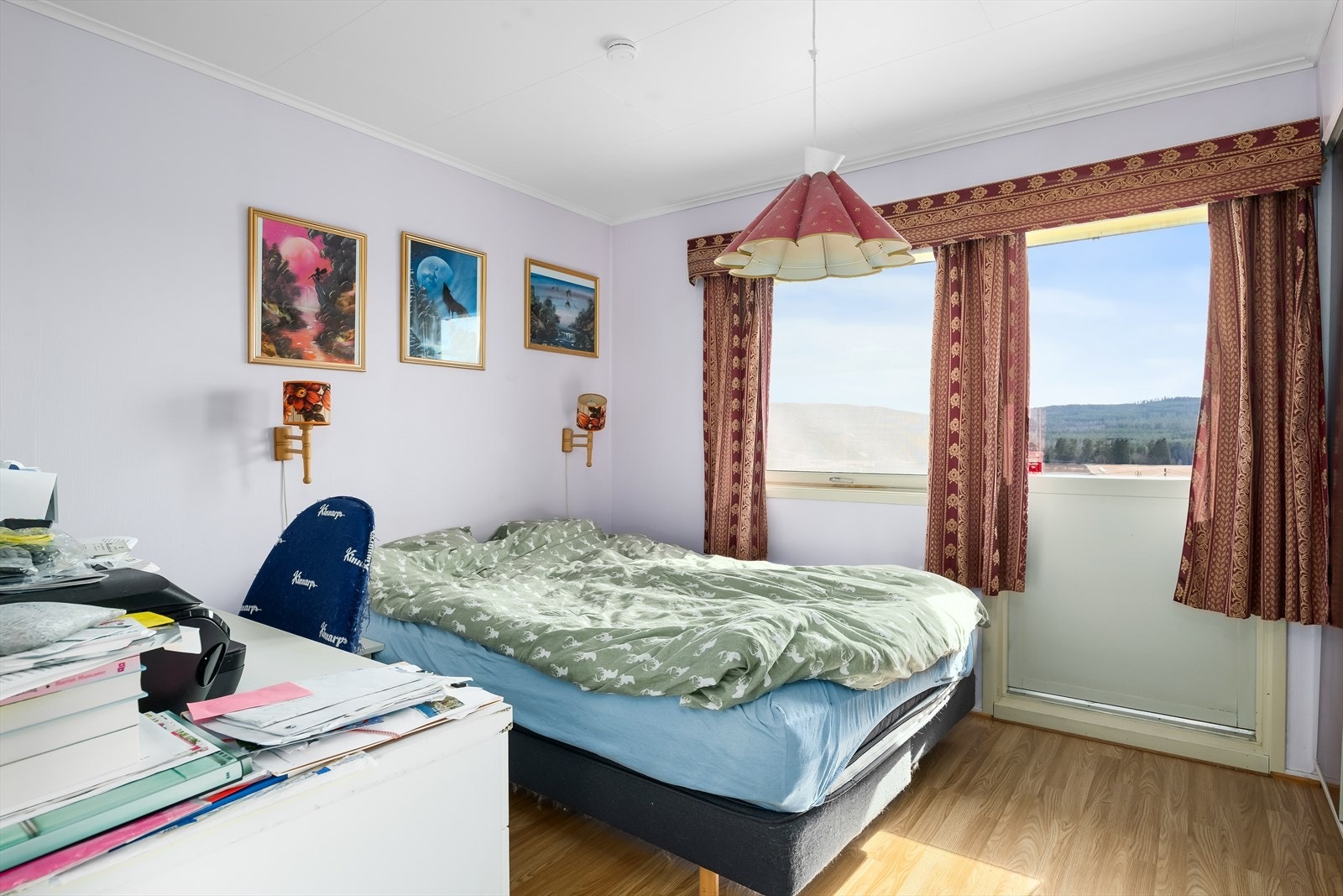 Det er 3 soverom i boligen, hvorav dette er hovedsoverommet Galleribilde