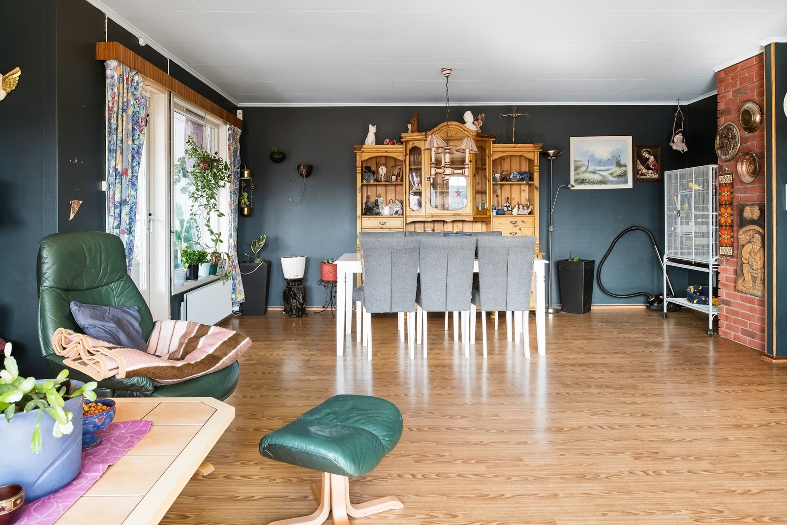 Her har man god plass til TV- og spisestue Galleribilde