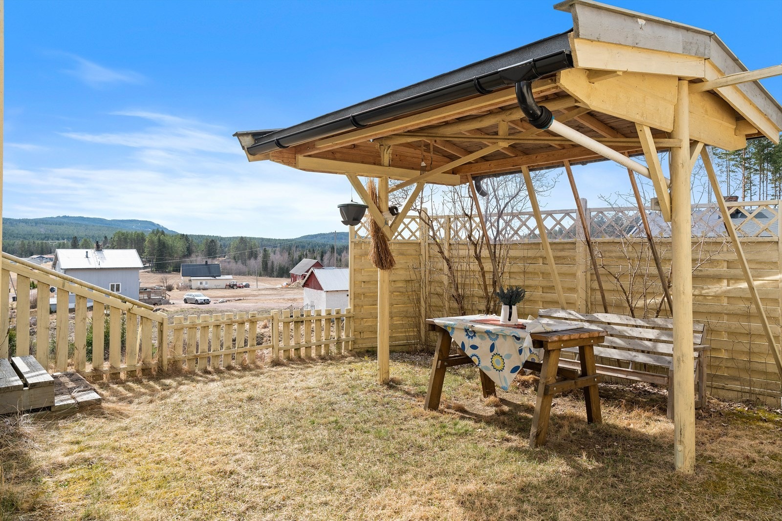 Denne delen av hagen er sørvest-vendt og har gode solforhold Galleribilde