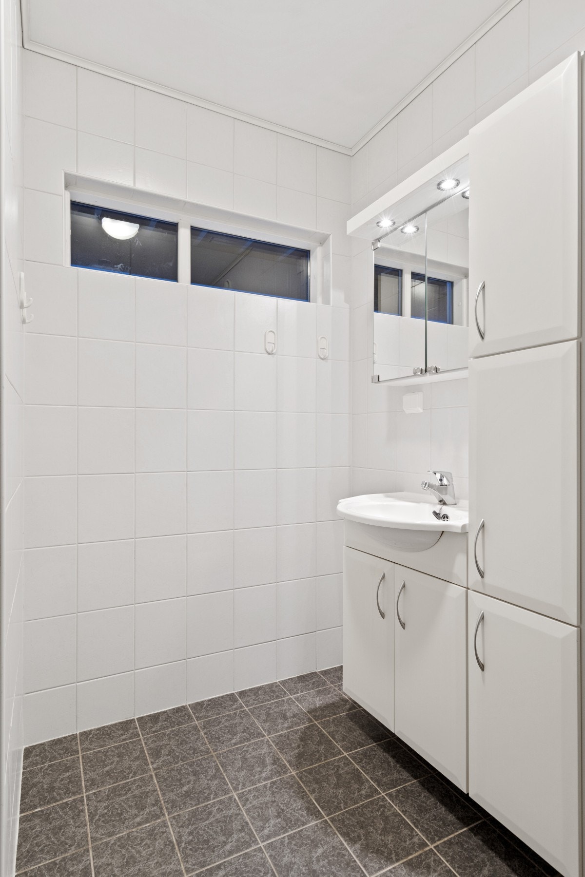 Gulvvarme i badet og opplegg for vaskemaskin Galleribilde
