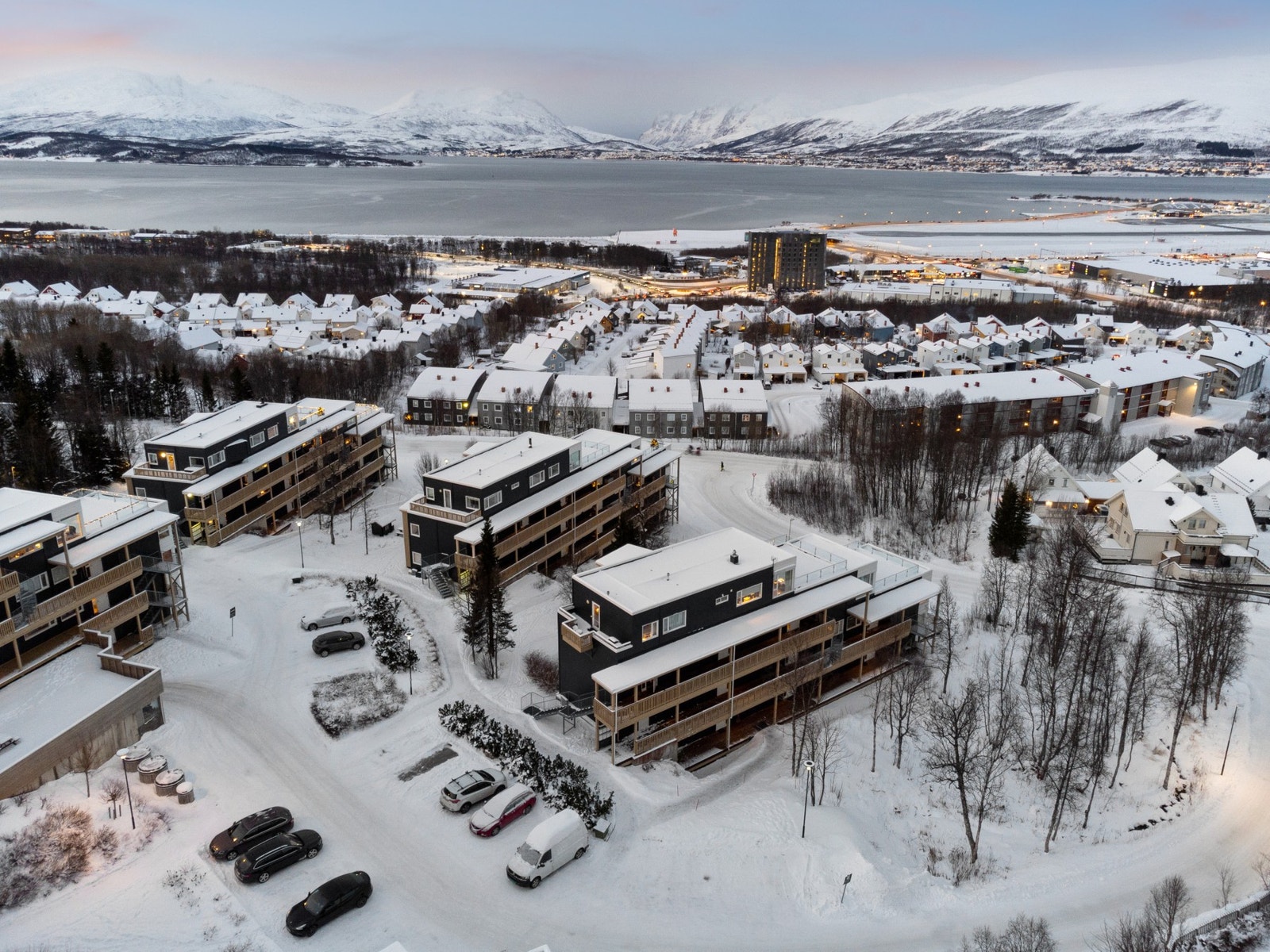 Garasjeplass i naboblokk like bak - gjesteparkering ute Galleribilde