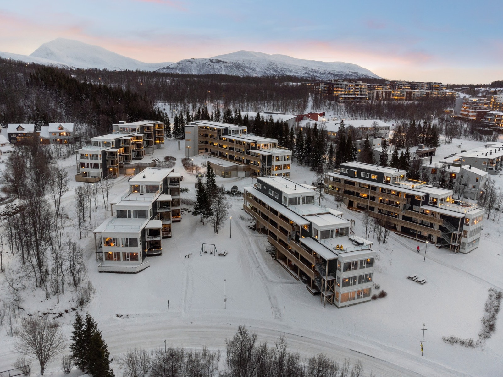 Leiligheten ligger i en blindvei med skogen, lysløypa og Charlottenlund like i nærheten Galleribilde