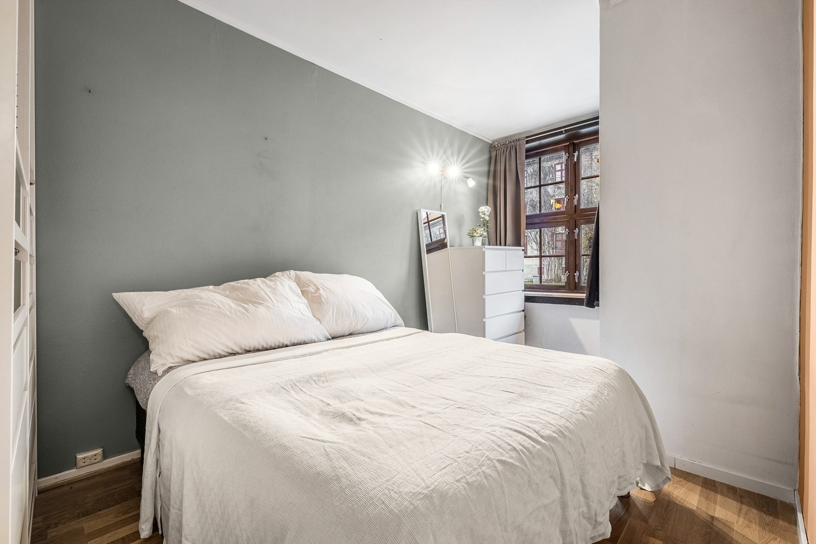 - Soverom med god plass til dobbeltseng. Sengen er 1.50m bred - Galleribilde