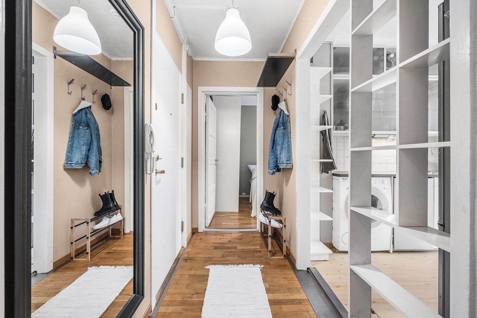 - Entré med god plass til å henge fra seg ytterklær og sko - Galleribilde