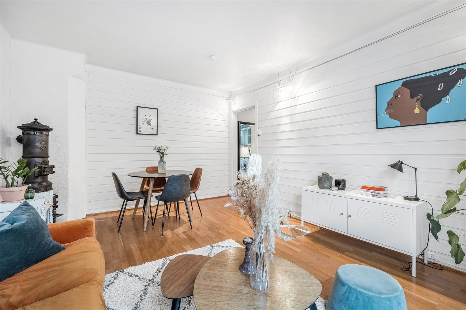 - God plass til spisebord i stuen - Galleribilde