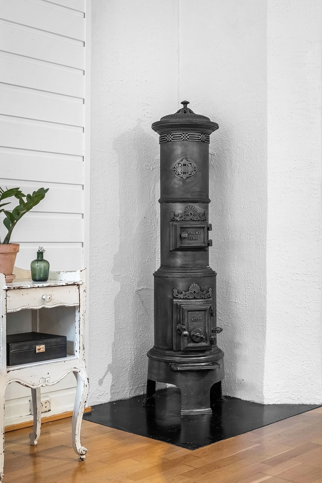 - Dekorativ peis som i seg selv blir et lekkert møbel - Galleribilde