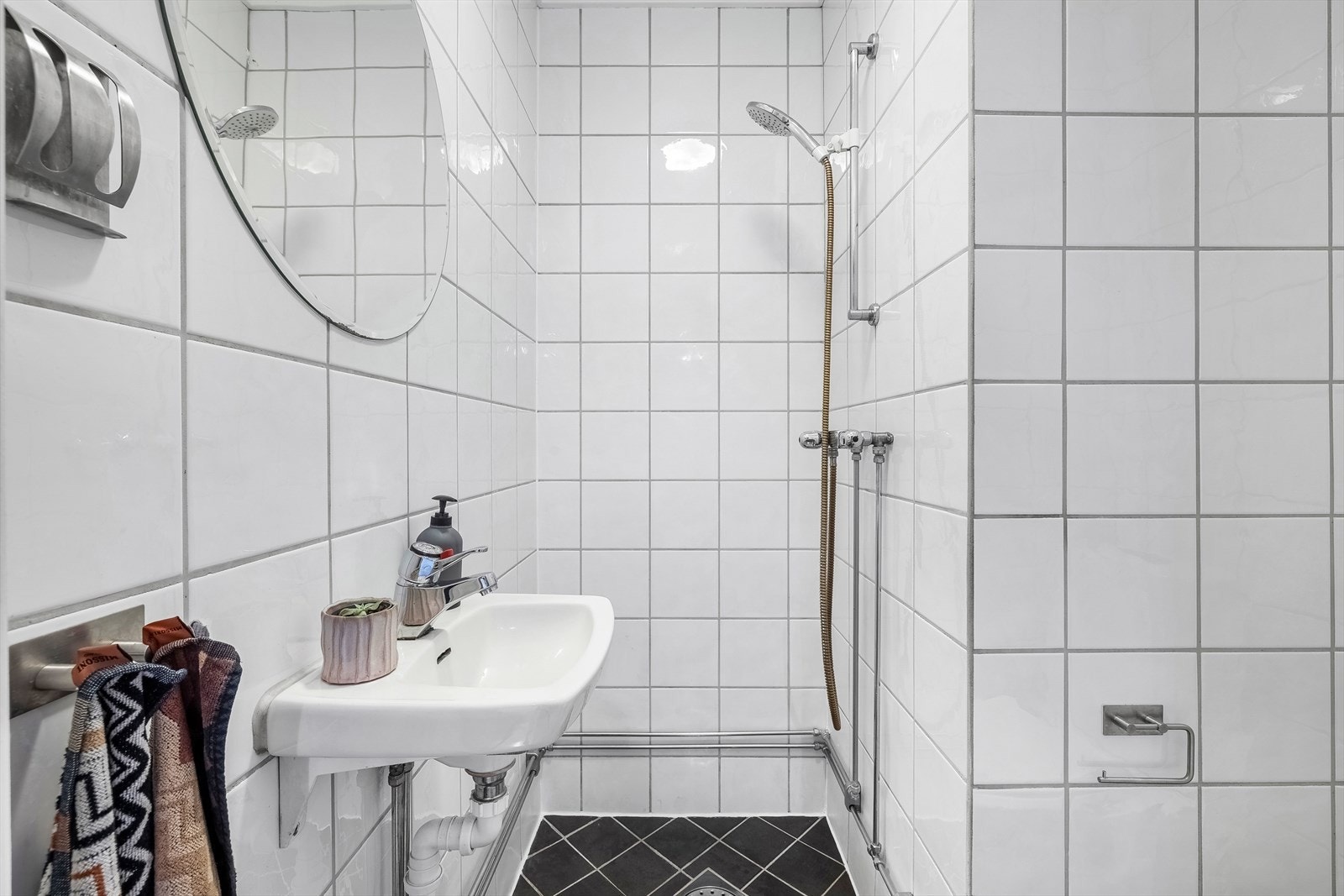 - Badet ligger tilknyttet soverommet og består av dusjhjørne, wc og servant med speil - Galleribilde