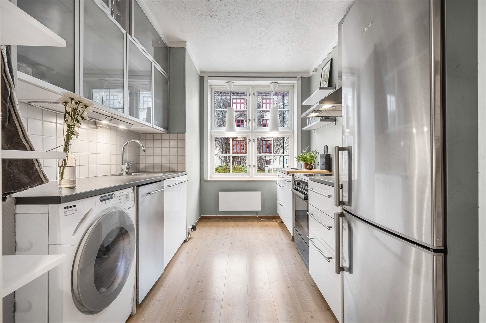 - Kjøkken med god skap- og benkeplass som legger til rette for en god arbeidssone. Vaskemaskin og oppvaskmaskin - Galleribilde