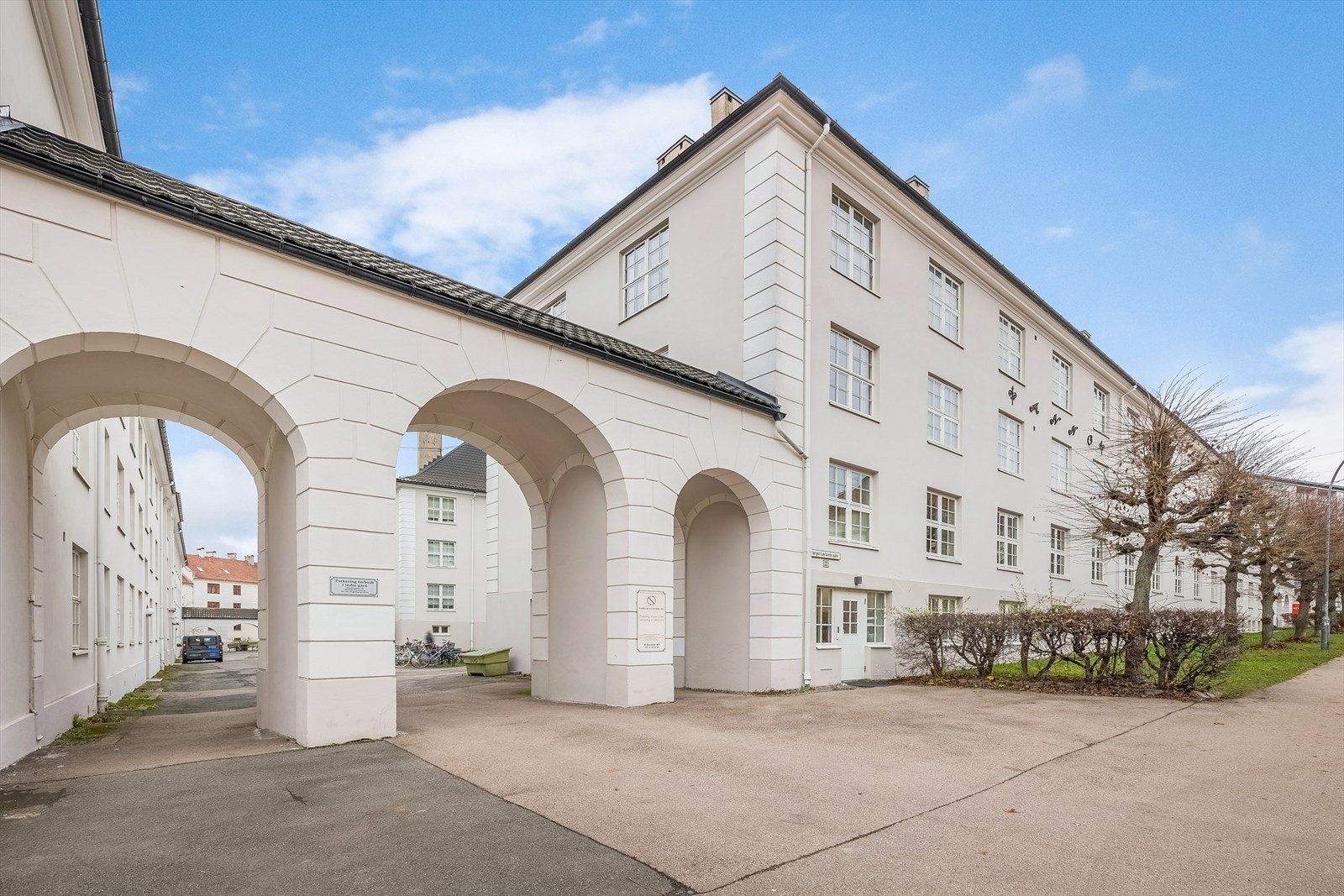 - Bygården er godt vedlikeholdt og er en av områdets fineste - Galleribilde