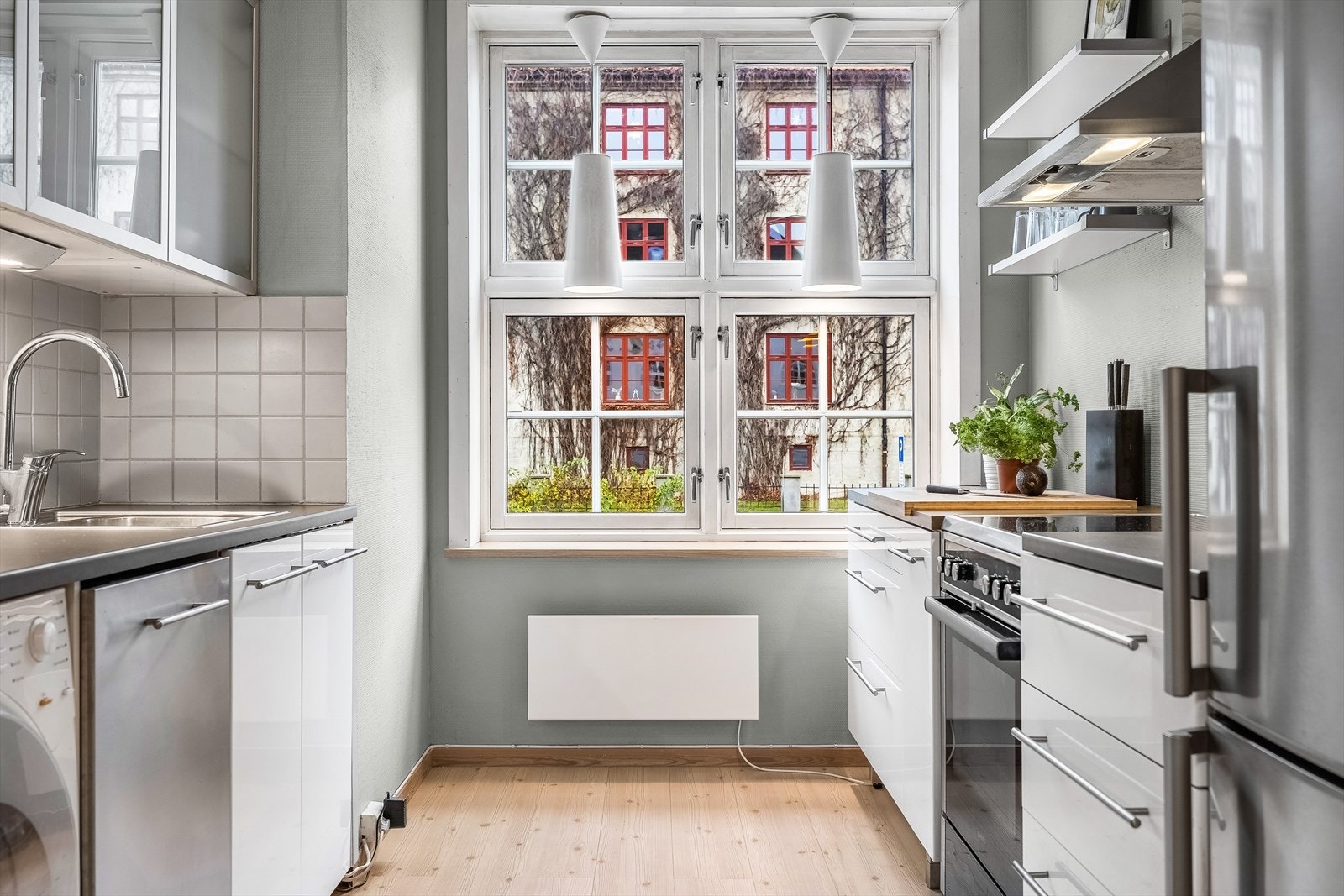 - Store vindusflater gir godt med lysinnslipp - Galleribilde