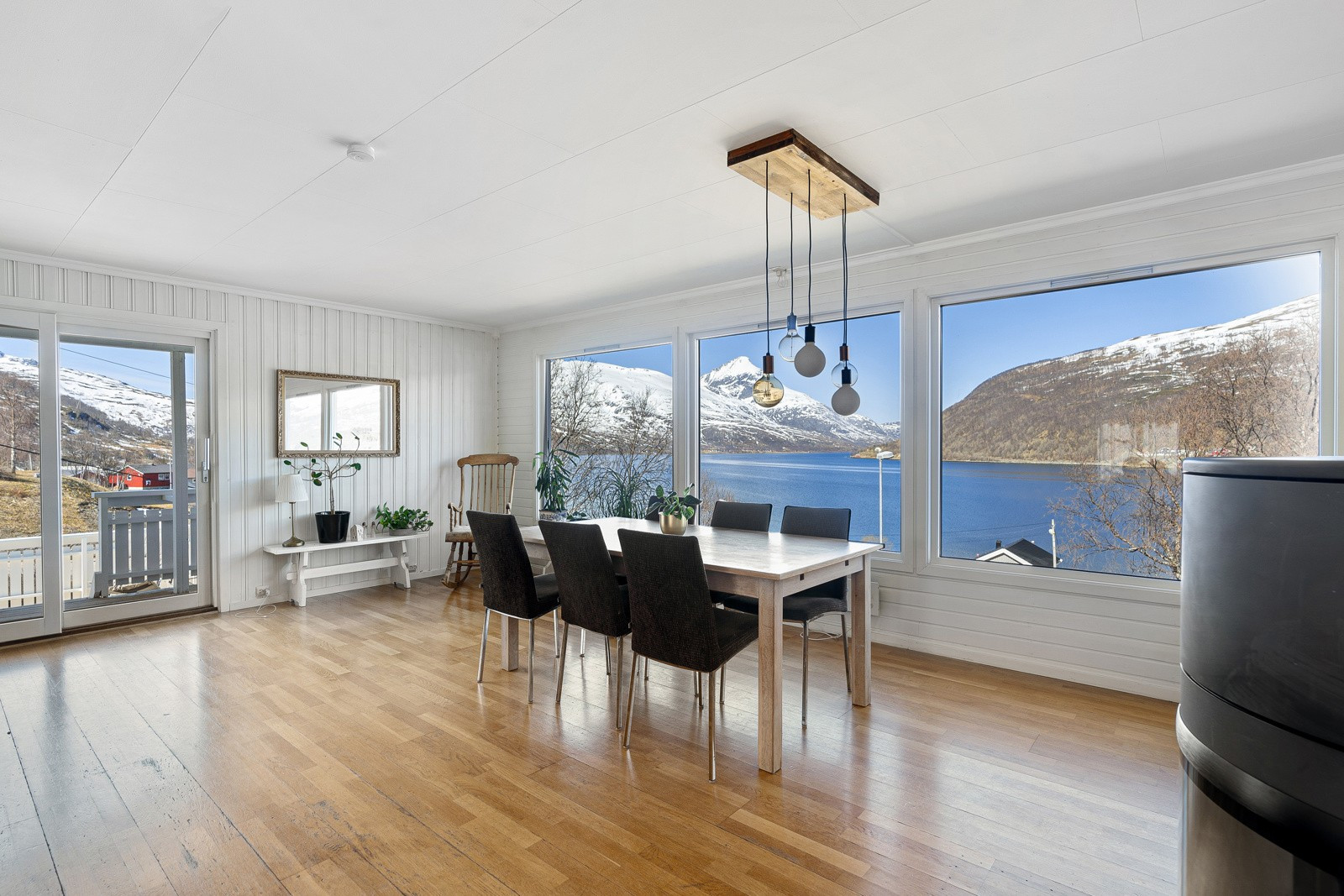 Fra spisebordet kan du nyte en nydelig utsikt mot sjø og majestetiske fjelltopper! Lys og romslig stue med generøs takhøyde!