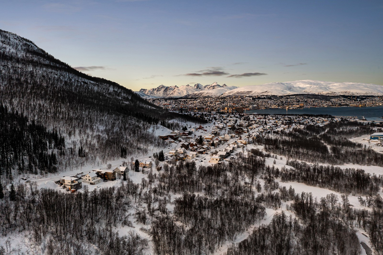 Boligen ligger fint til på et naturlig høydedrag med gode solforhold. Fra boligen har du kort vei til
alt
.
