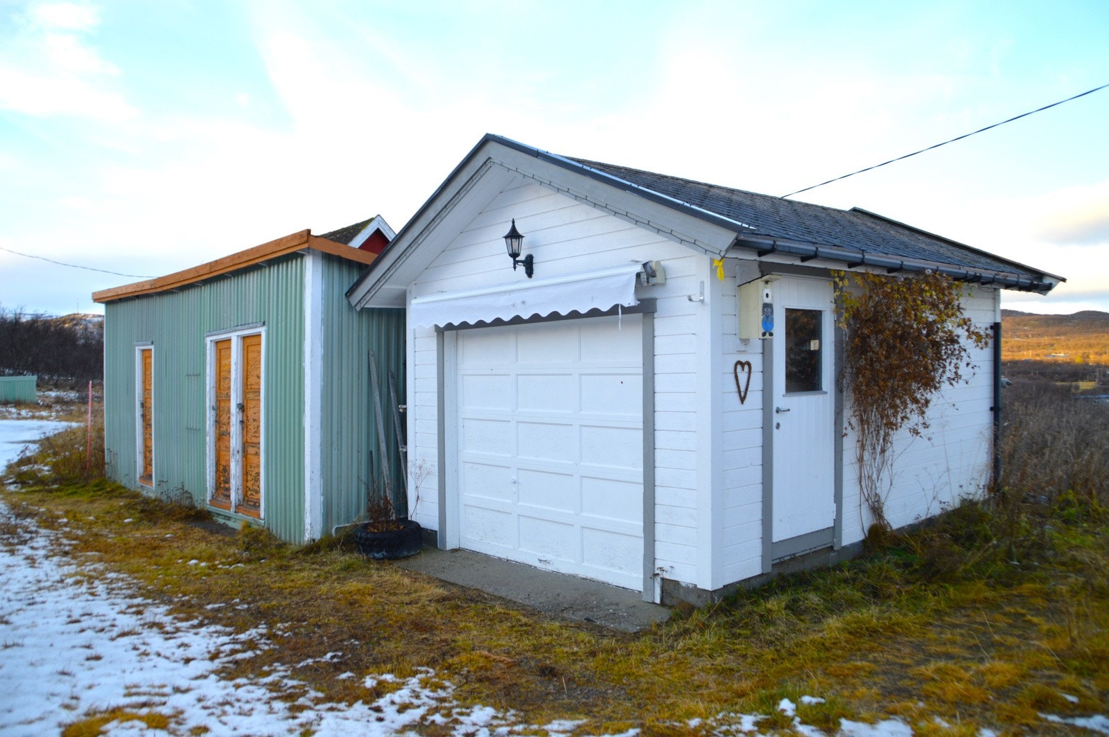 Uthus på 24 m2 og garasje på 16 m2 Galleribilde