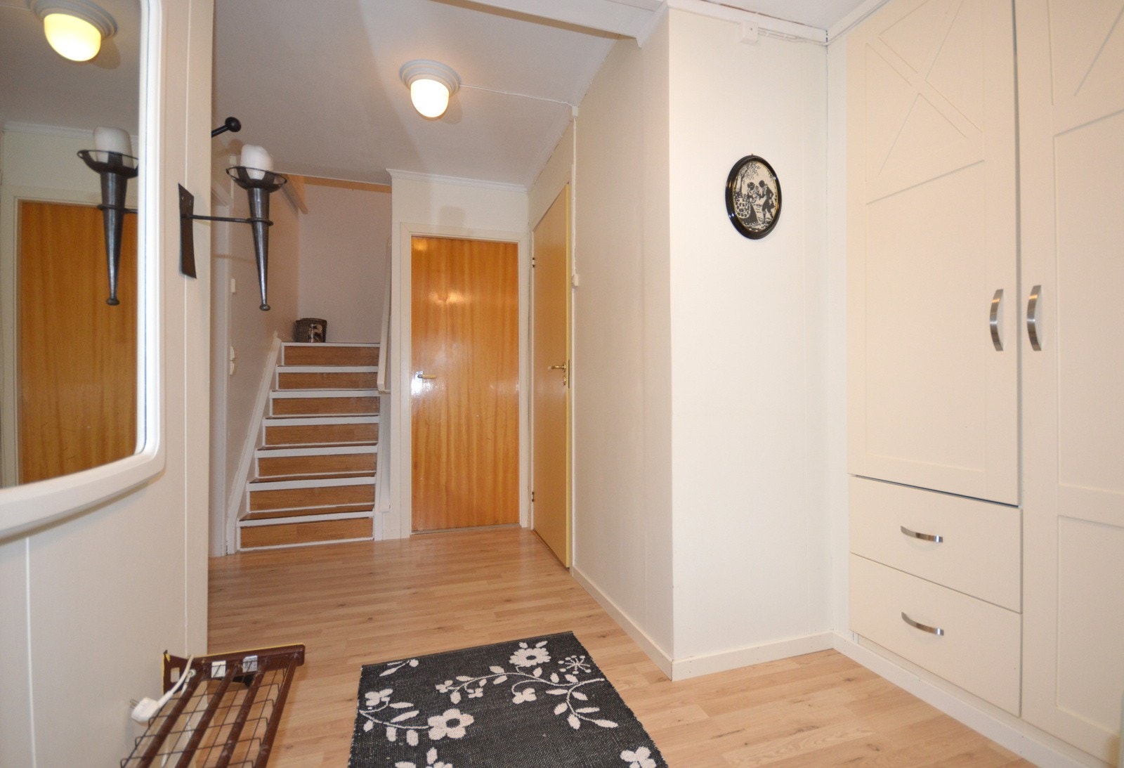 Gang/ trappegang med garderobe. Kjøkken til høyre og dør til kjeller rett fram Galleribilde