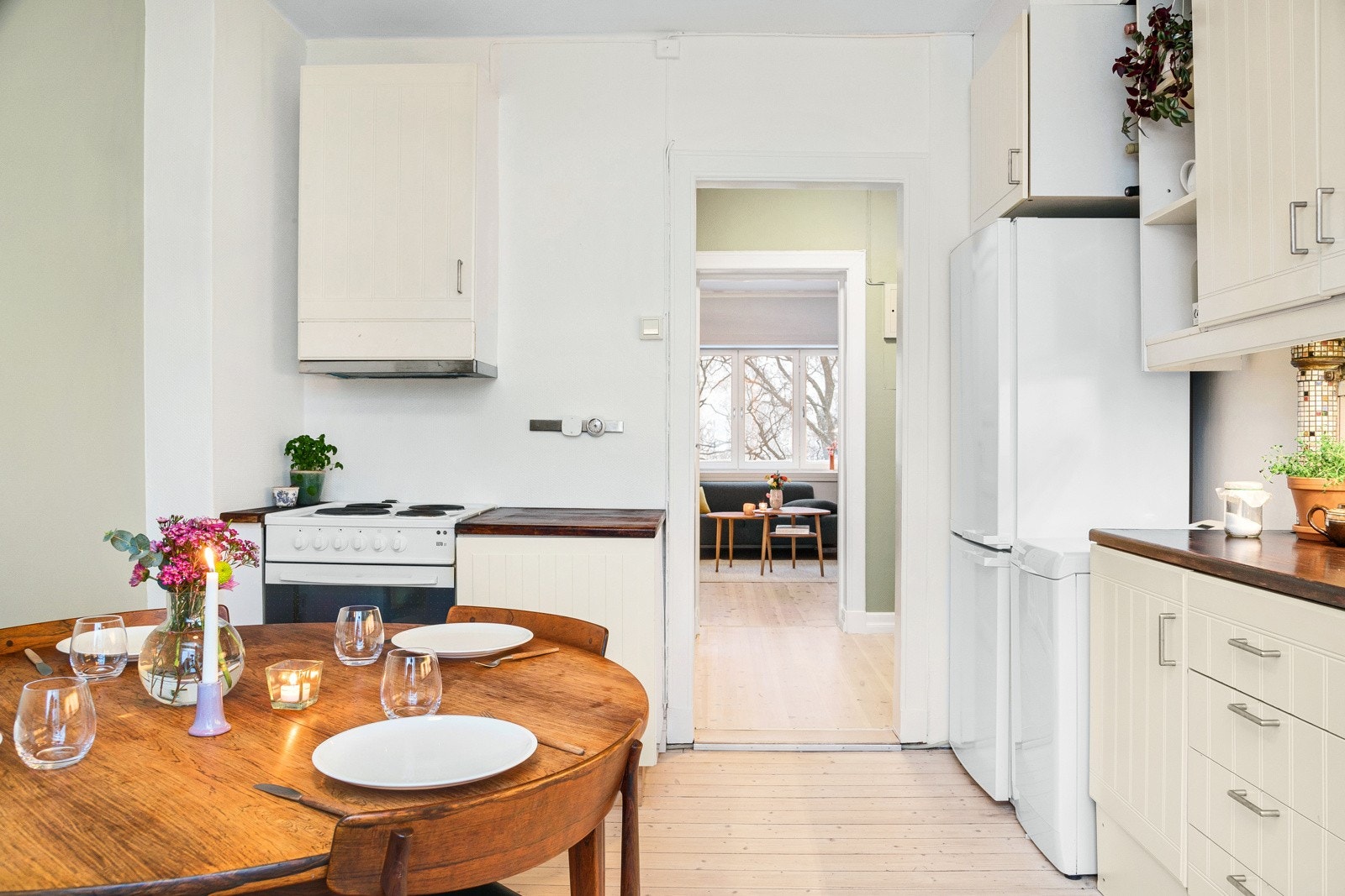 Godt med oppbevaringsplass i kjøkkeninnredningen - Alle hvitevarene medfølger Galleribilde