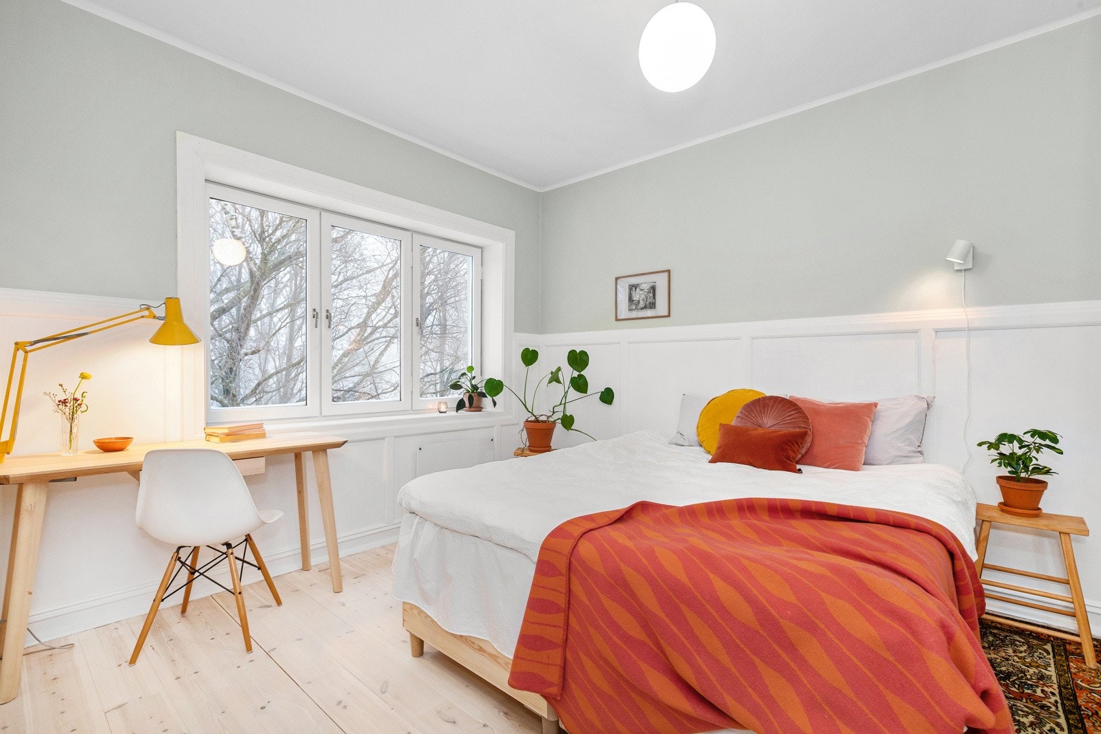 Stort soverom med plass til dobbeltseng, nattbord, skrivebod og skyvedørsgarderobe Galleribilde