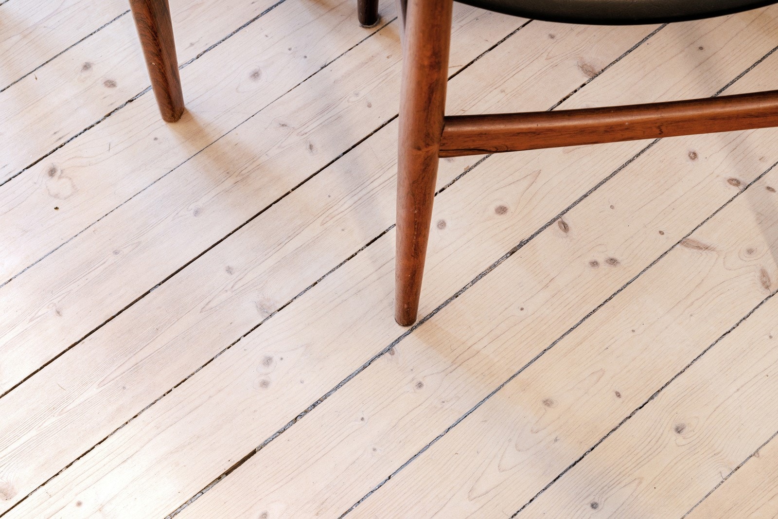 Sjarmerende gulv slipt og lakkert i 2016 Galleribilde