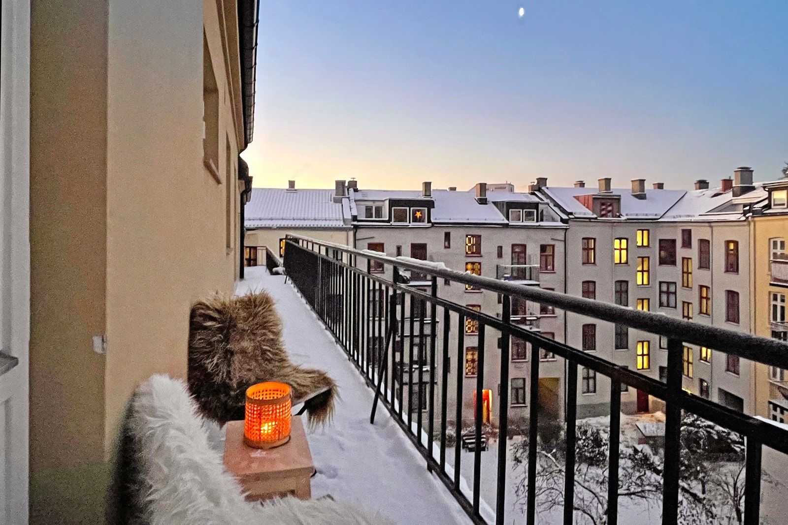 Leiligheten ligger høyt og fritt og har fint utsyn og mye himmel Galleribilde