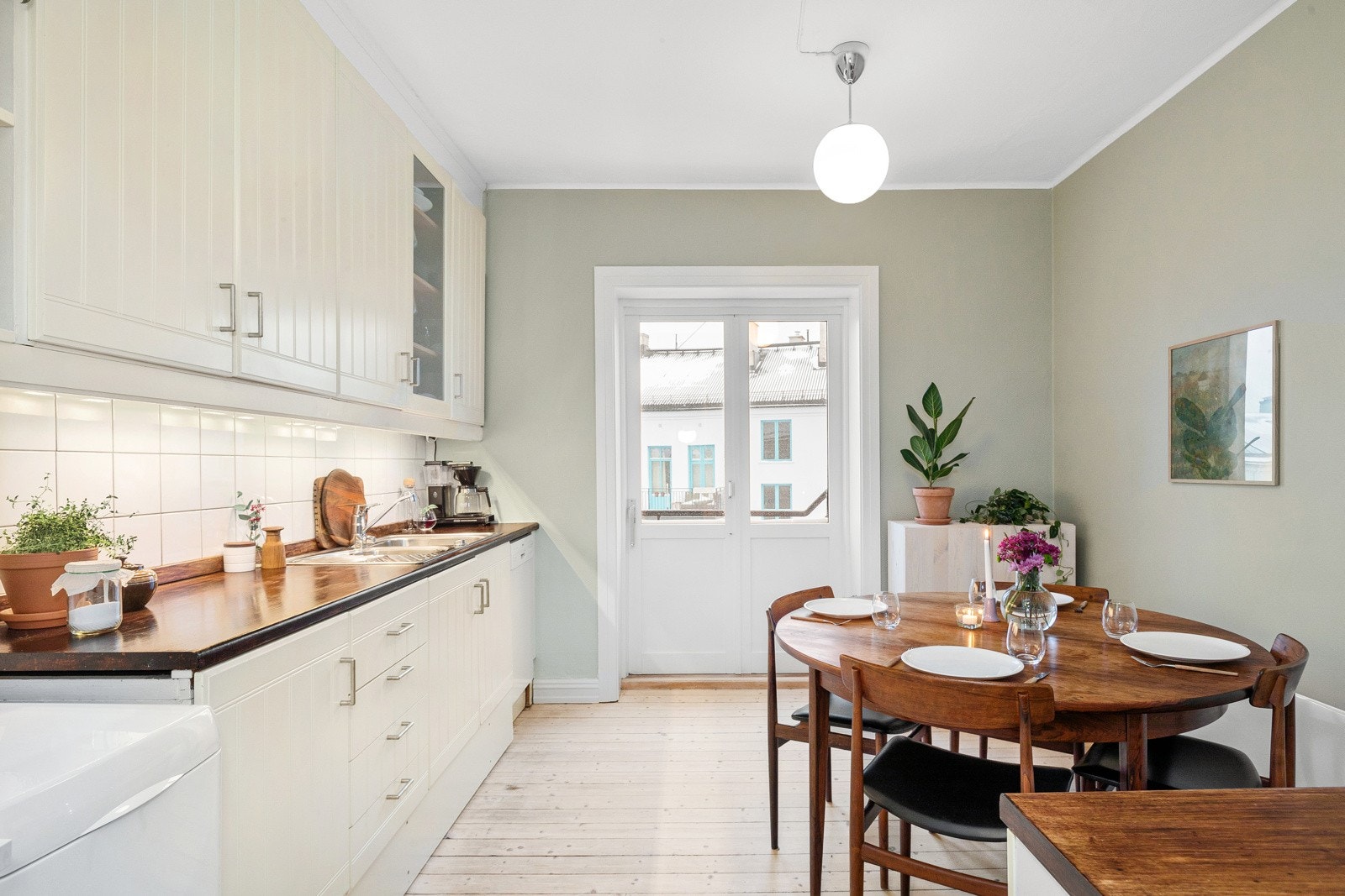 Separat, hyggelig kjøkken med god plass til stort spisebord - Utgang til brannbalkong Galleribilde