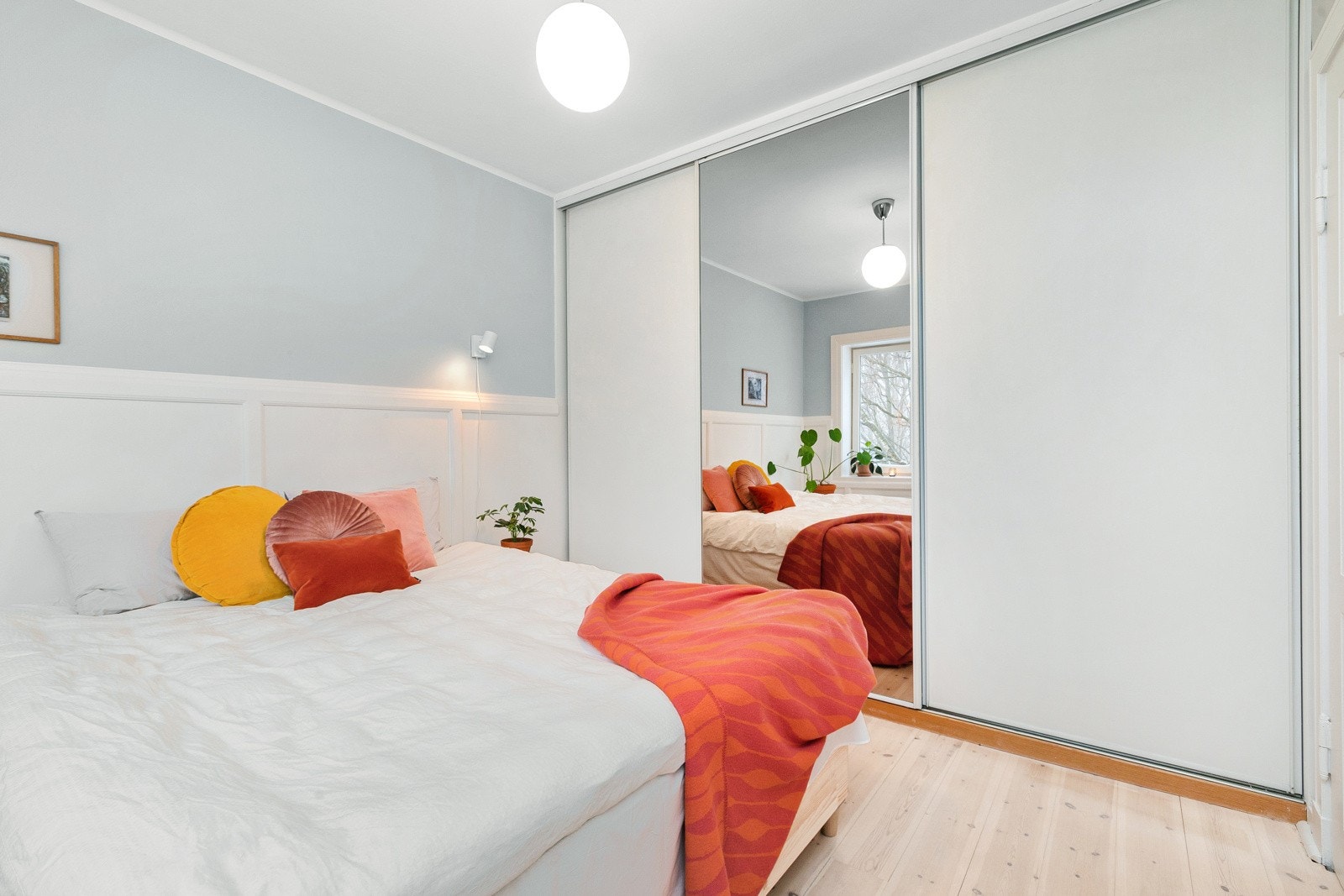 Stor skyvedørsgarderobe for oppbevaring Galleribilde