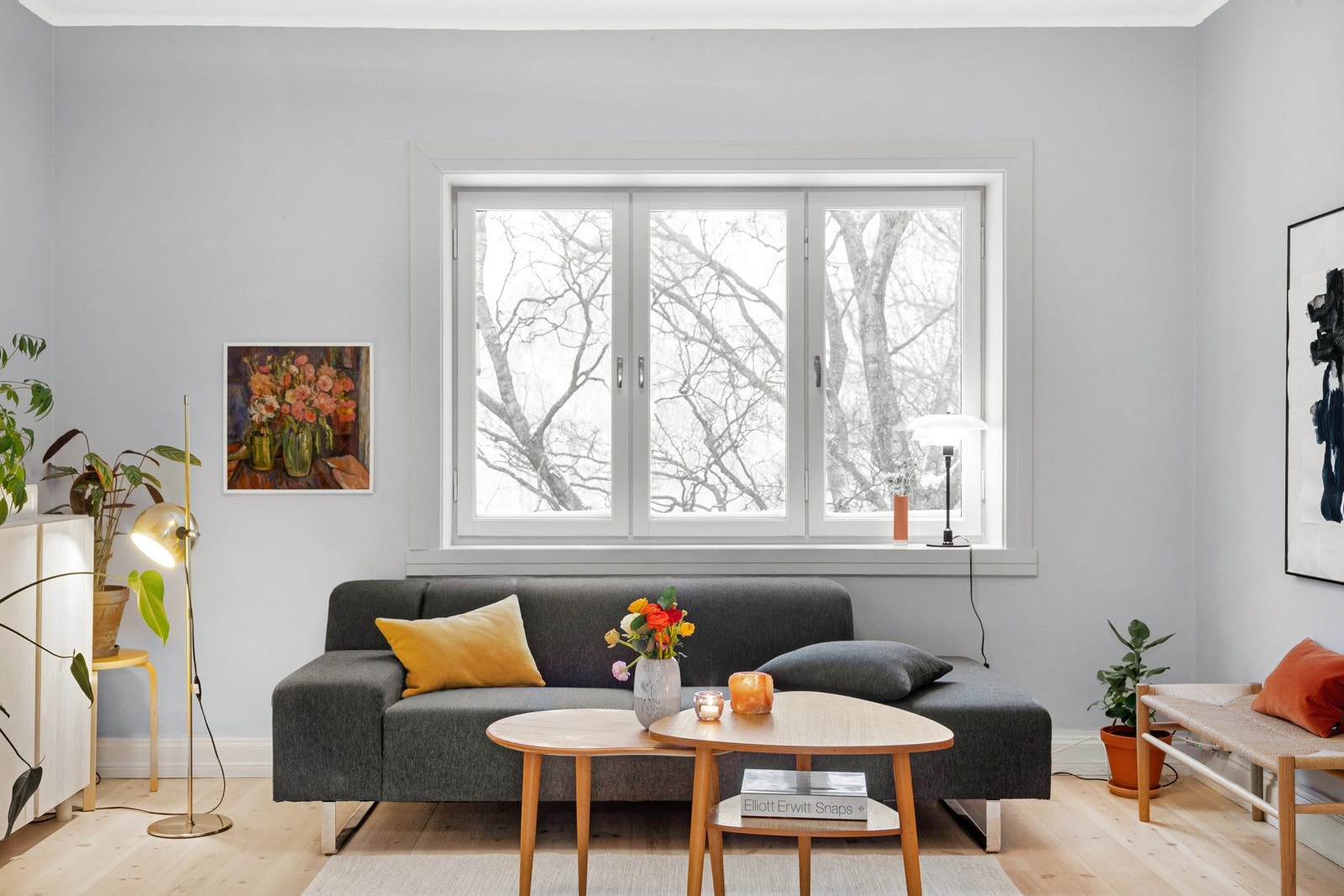 Hyggelig, lun stue med plass til stor sofa og oppevaringsmøbler Galleribilde