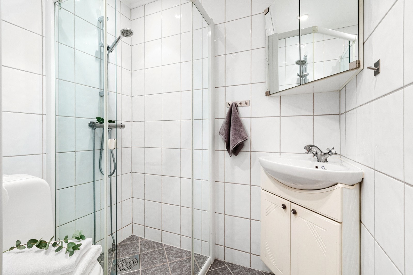 Baderom pusset opp i regi av sameiet - Varmekabler i gulv og downlights i himling Galleribilde