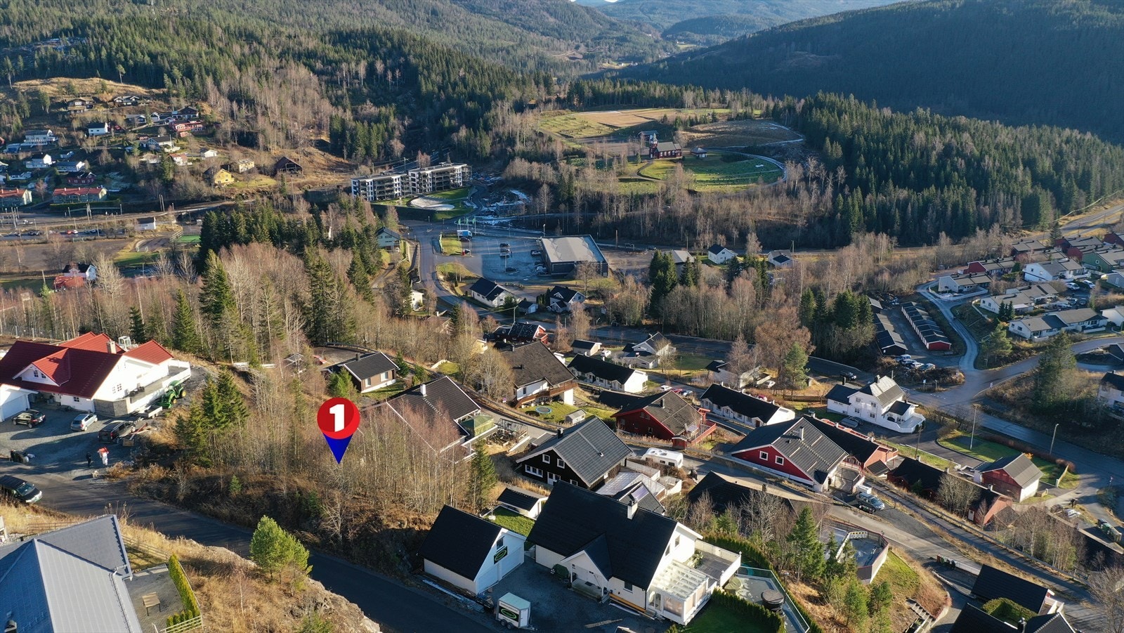 Fra eiendommen er det gangavstand til skole, barnehage, dagligvare og kollektiv transport via buss eller tog Galleribilde