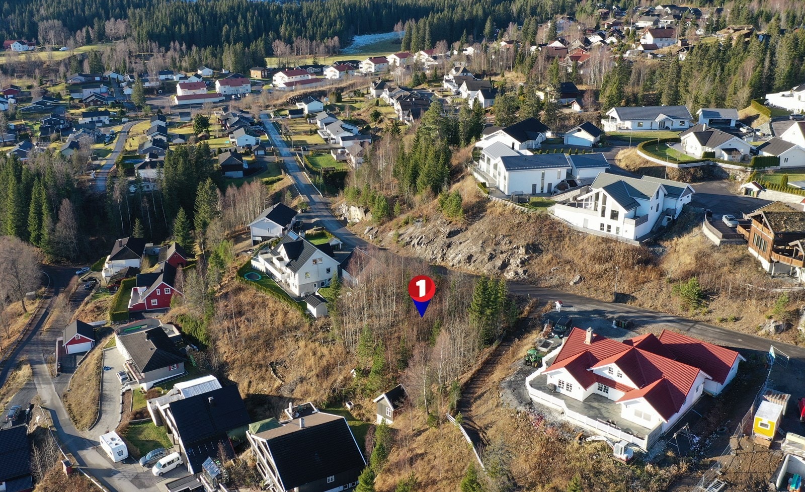 Beliggenheten er solrik og det er flott utsikt fra tomten - Mylla/Nordmarka ligger en kort kjøretur fra eiendommen. Her finnes flott skogsterreng og milevis med oppkjørte skiløyper vinterstid Galleribilde