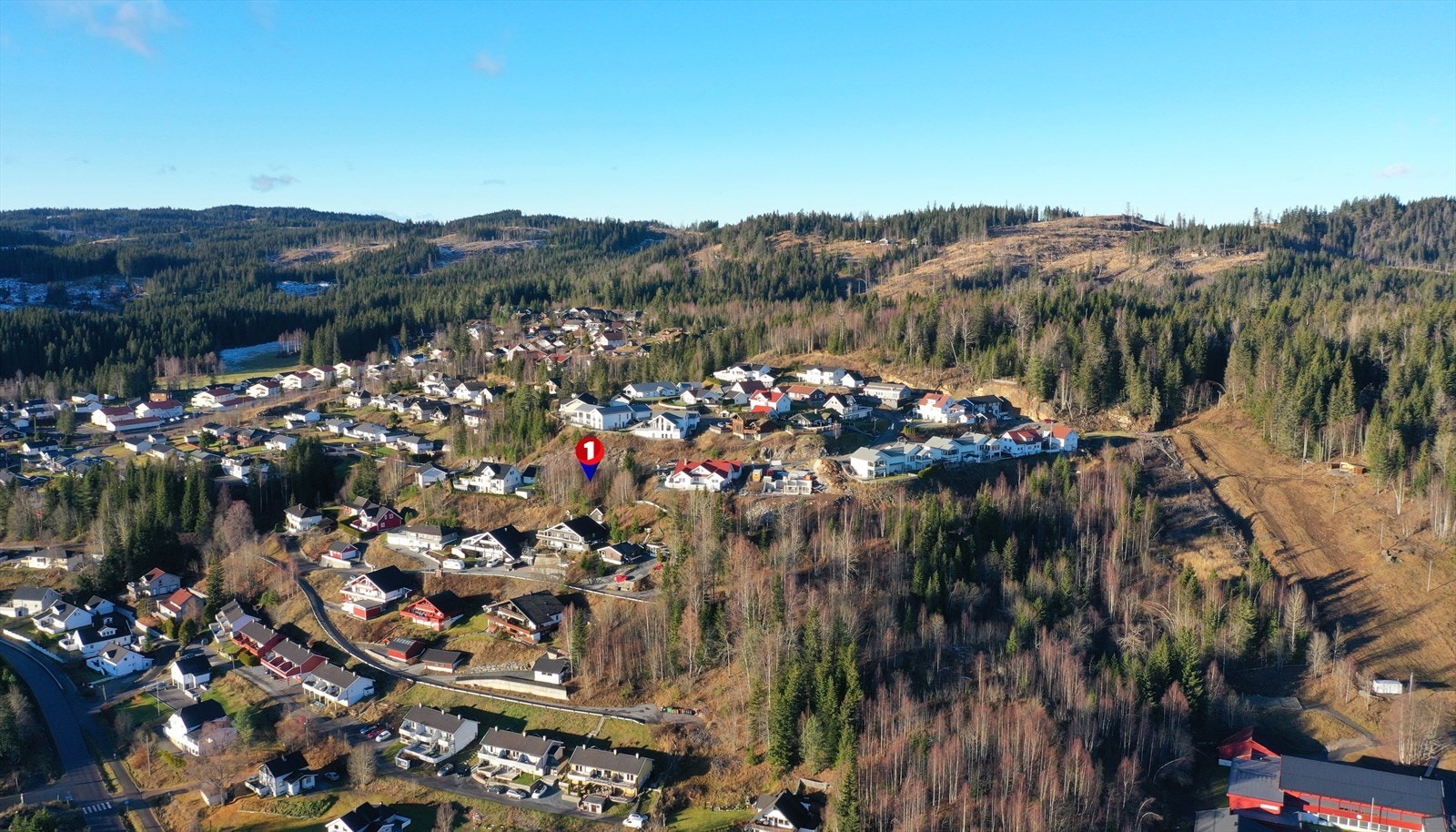 Tomten ligger høyt i terrenget på nesten ferdig utbygget tomtefelt på Grua - feltet oppleves som populært, trygt og barnevennlig Galleribilde