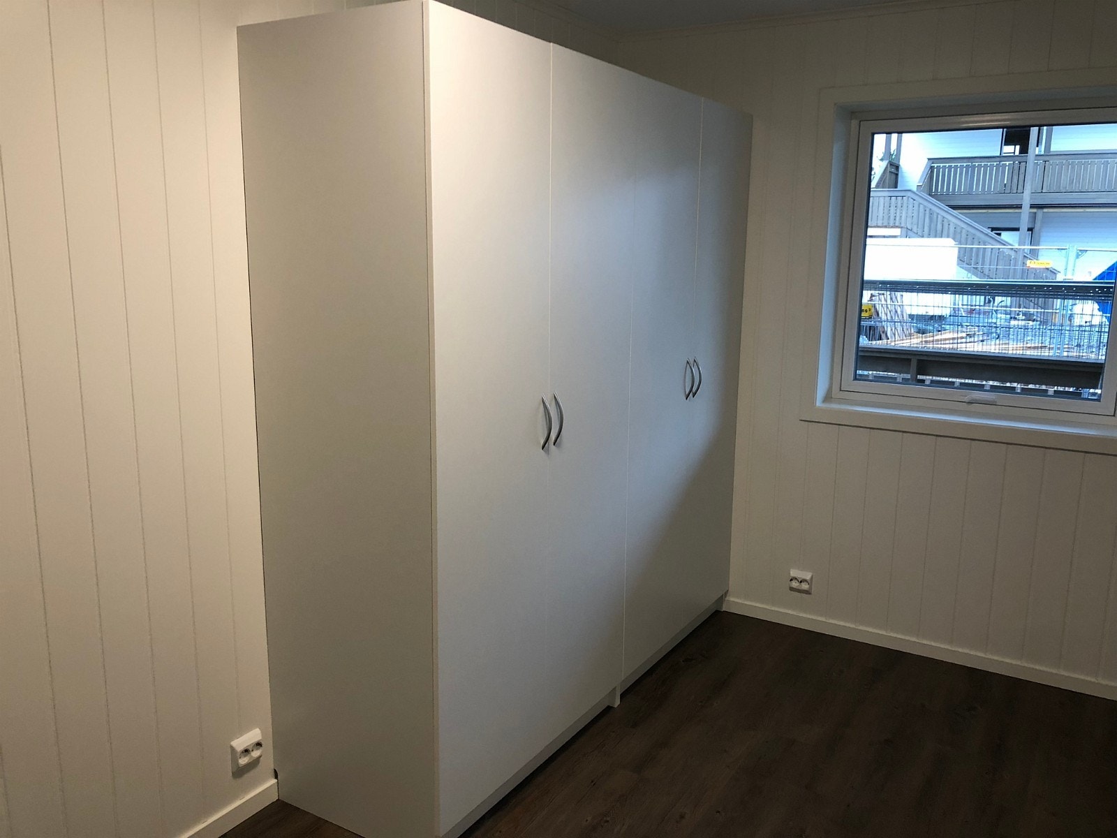 Store garderobeskap på hvert soverom Galleribilde