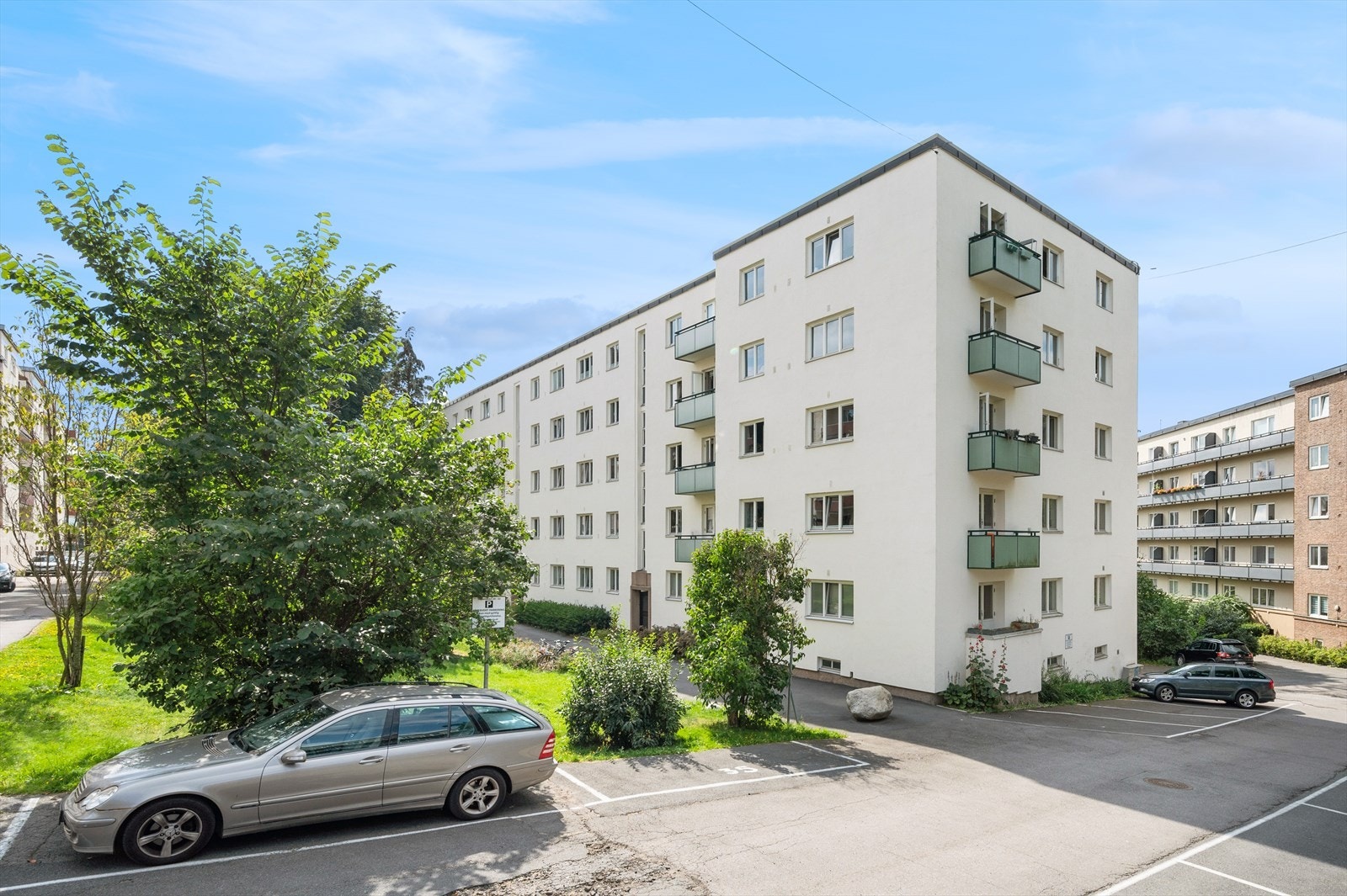 Sameiet har 40 parkeringsplasser som leies ut til beboere. Galleribilde