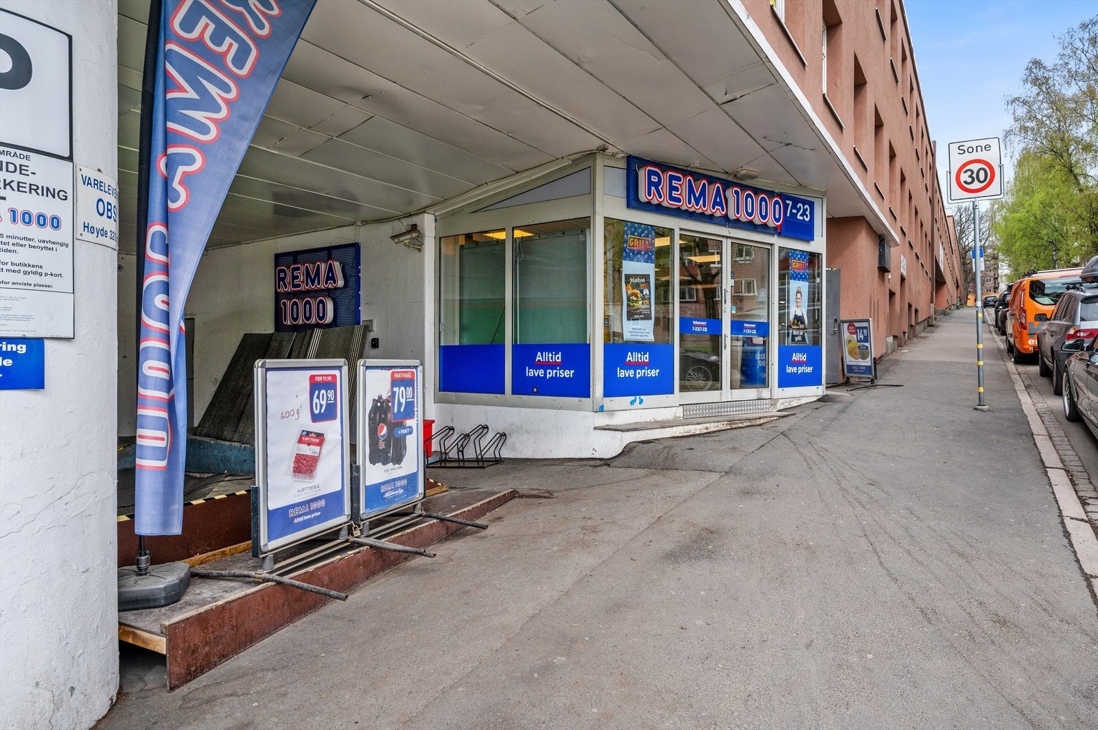 Rema 1000 er nærmeste dagligvare, men både Kiwi, Apotek, Vinmonopol og blomsterhandel finner du rett ned bakken i Carl Berner Passasjen. Galleribilde