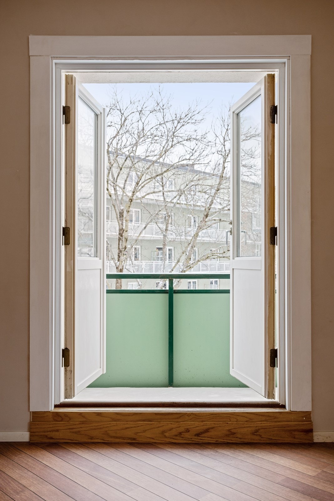 Balkongen er nordvendt og rett utenfor er det et hyggelig grøntareal. Galleribilde