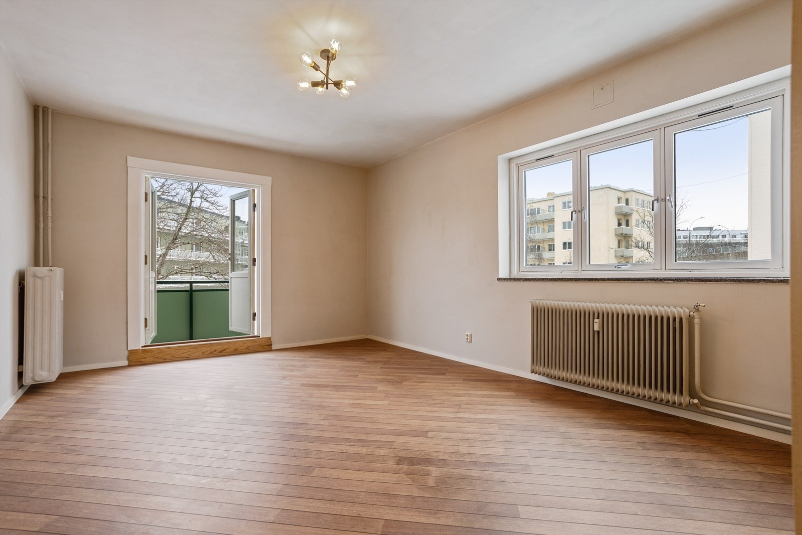 Stua er stor og romslig. Hva med å flytte kjøkken hit og få eget soverom? Galleribilde