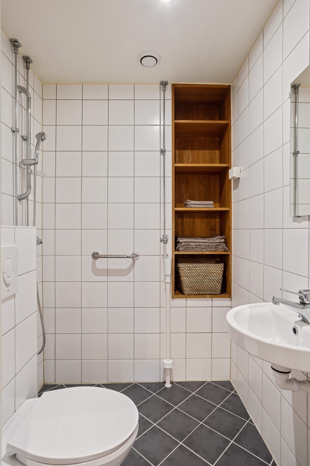 Her er det både plass og opplegg til vaskemaskin, samt varmekabler på gulv. Galleribilde