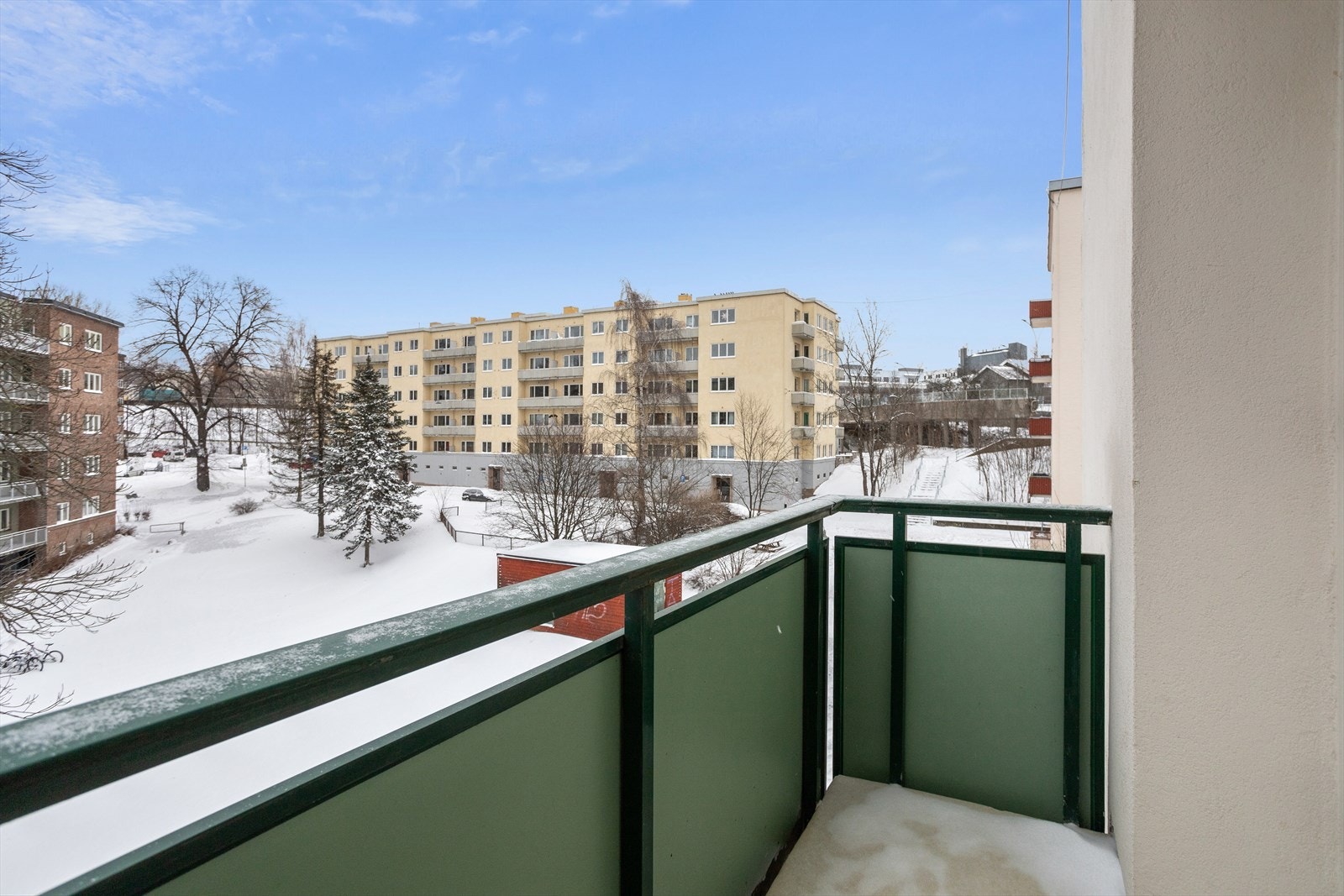 Om sommeren skinner solen på tidlig morgen, og kommer tilbake sen ettermiddag/kveld. Galleribilde