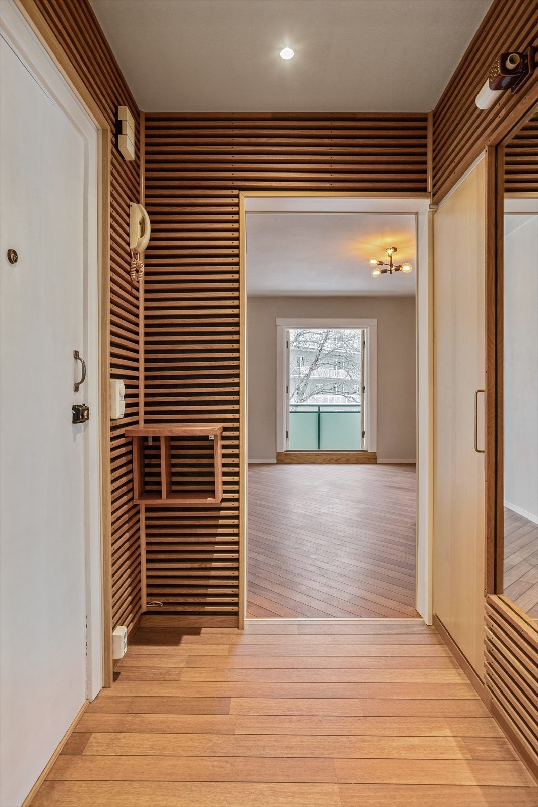 De kule spilene strekker seg fra gangen og inn til den ene veggen i stua. Galleribilde