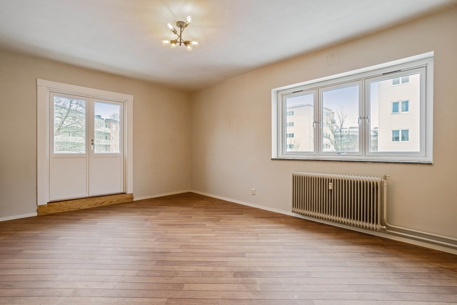 Hjørneleilighet og god takhøyde bidrar til en lys og luftig romfølelse. Galleribilde