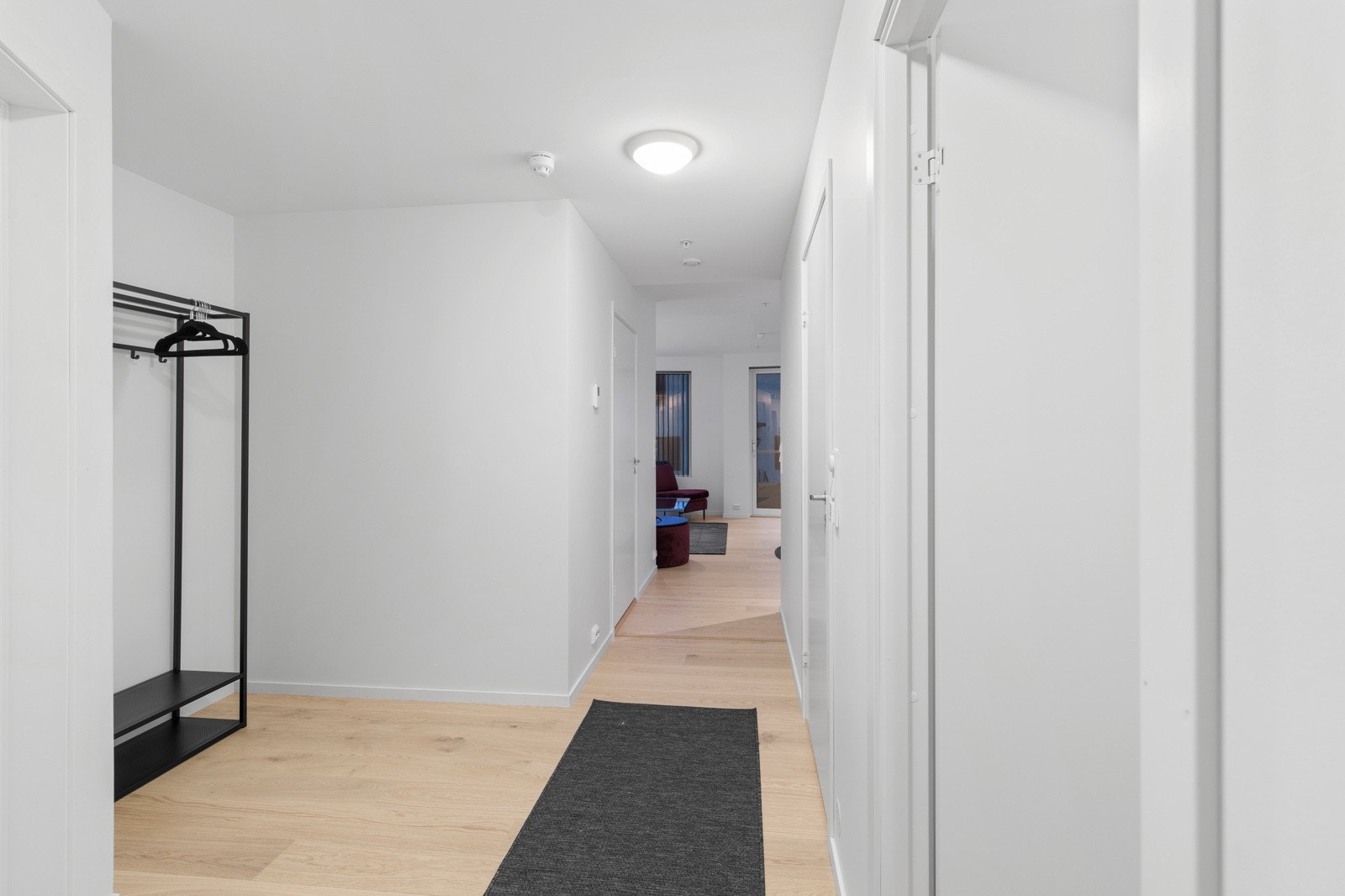 Lys og åpen entrè med nisje for garderobeløsning Galleribilde