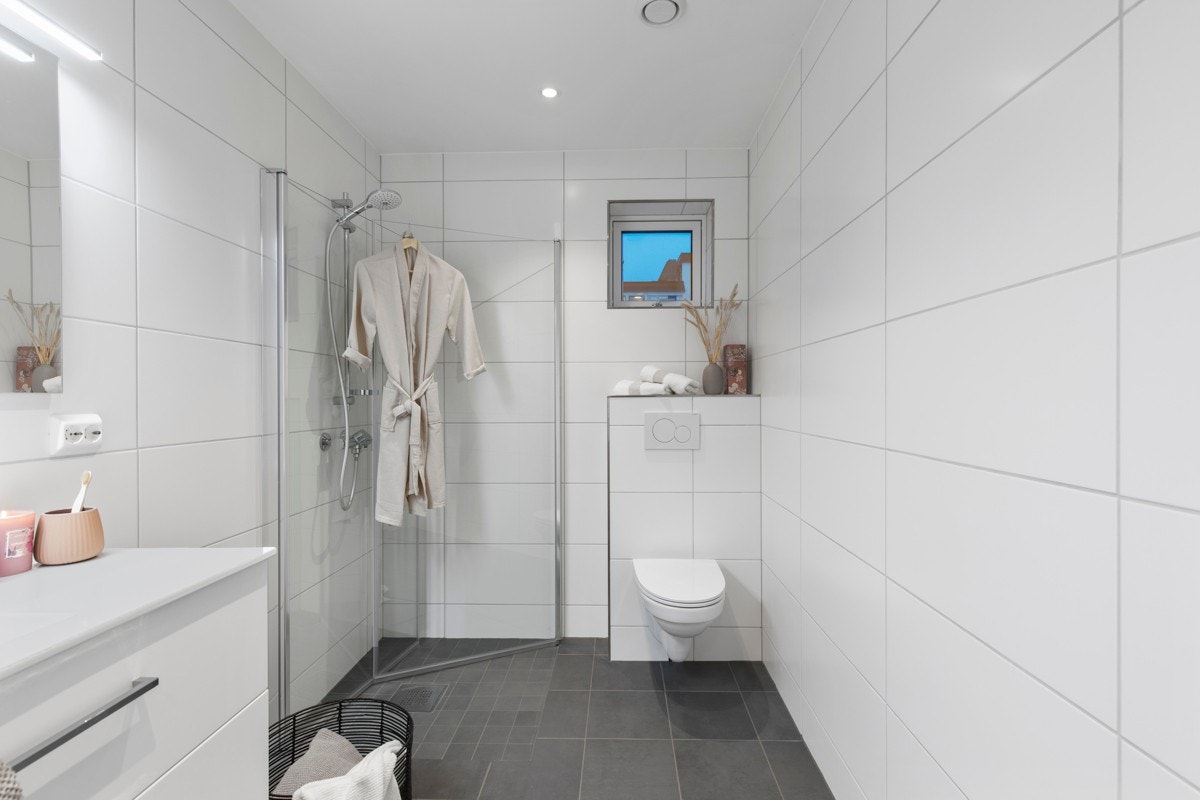 Delikat, helfliset bad med gulvvarme. Downlights i himling Galleribilde
